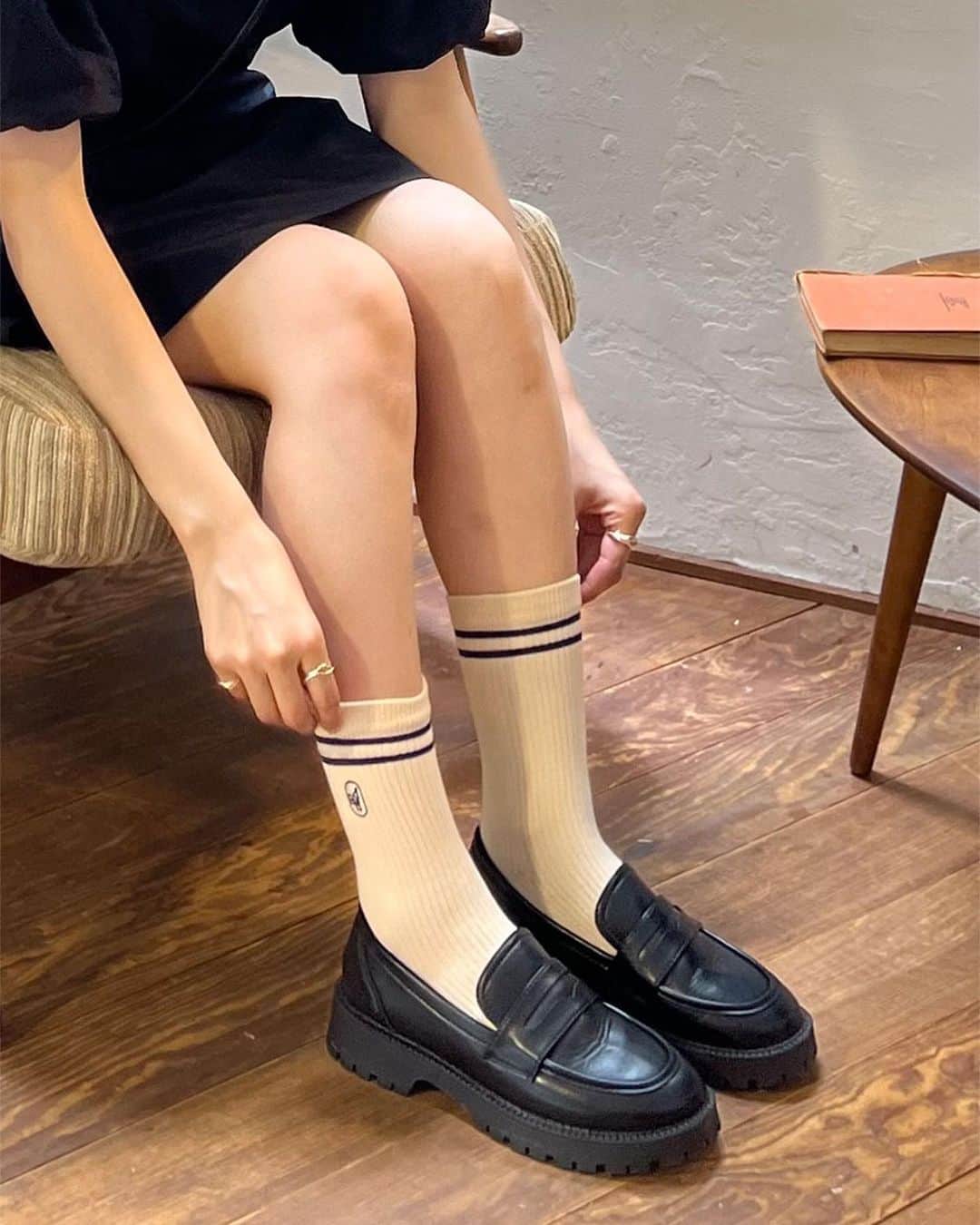 DHOLIC SNAPのインスタグラム：「＼お洒落は足元から👡／  ローファー、サンダル、スニーカー 幅広い種類の靴が豊富にあります♡  この夏 @d_by_dholic の靴を 履いてお出かけしませんか？☀️  気になるアイテムはショッピングタグをチェックしてみてね🔍」