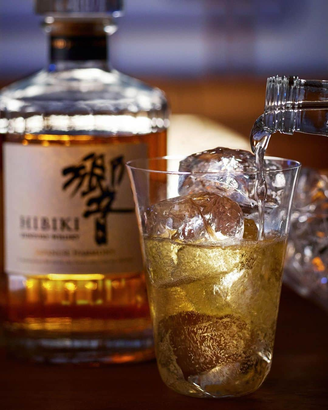 響 | SUNTORY WHISKY HIBIKIのインスタグラム：「. HIBIKI TIME ～二十四節気・夏至～  泡の音と広がる香りに包まれて。 Envelop yourself in the fizzing sound of soda and the sweet aroma.  #hibiki #響 #hibiki_time #二十四節気 #24seasons #夏至 #geshi #withnature #夏の宵 #ハイボール #hibiki_with_soda」