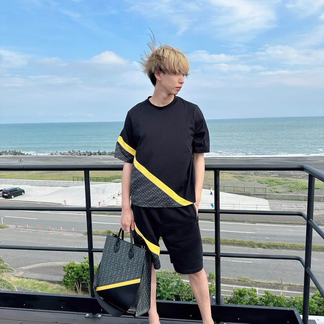はじめしゃちょーのインスタグラム：「統一イエローライン⚡️ お家の屋上は景色が良いけど風が強過ぎる🌪  #fendi」