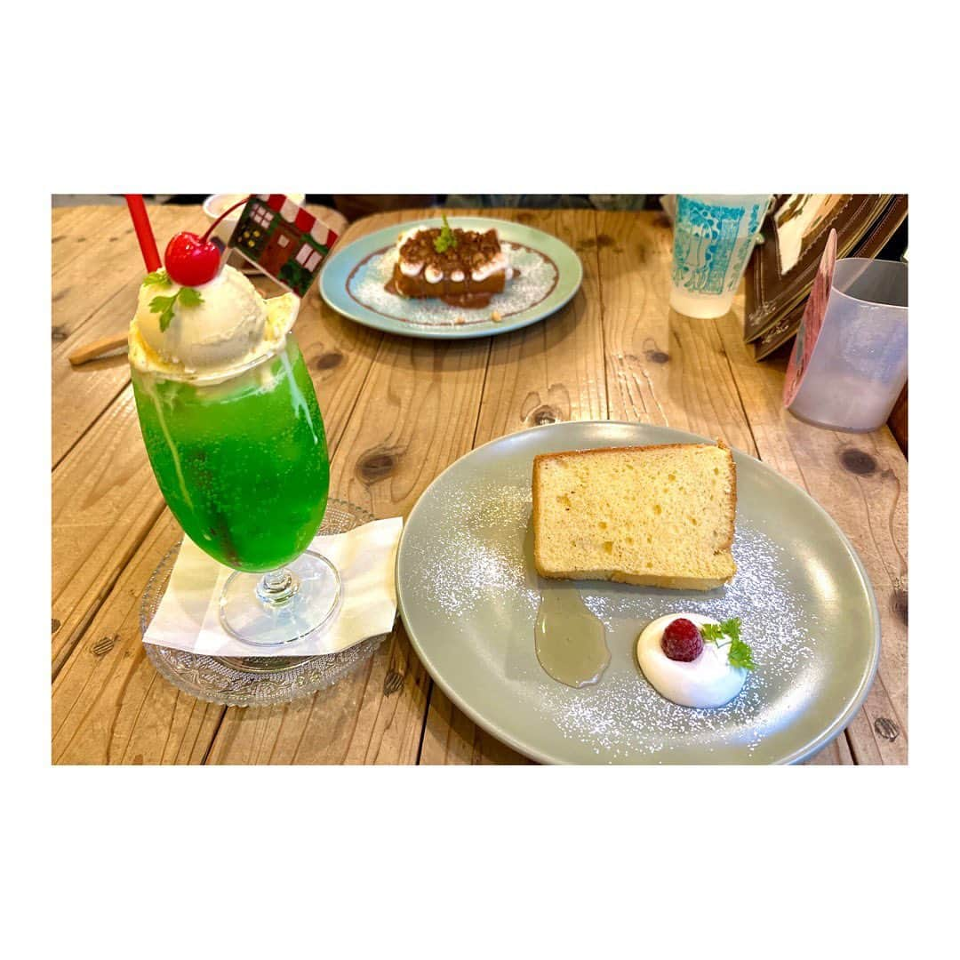 伴優香さんのインスタグラム写真 - (伴優香Instagram)「🍹🍮  久しぶりにのりこさんに会えて とっても嬉しくなって 相当なカロリーを摂取しました👼  たくさん話していろんなこと企んで 最高に楽しい時間でした♩  この世の飲み物の中で クリームソーダが一番好きなんだけど  色々巡りたいから おすすめのクリームソーダあったら教えてね🫶🏻笑  #東京クリームソーダ  #クリームソーダ部  #クリームソーダ巡り  #hattifnat高円寺のおうち  #高円寺グルメ」6月23日 17時53分 - ban_yuka0707