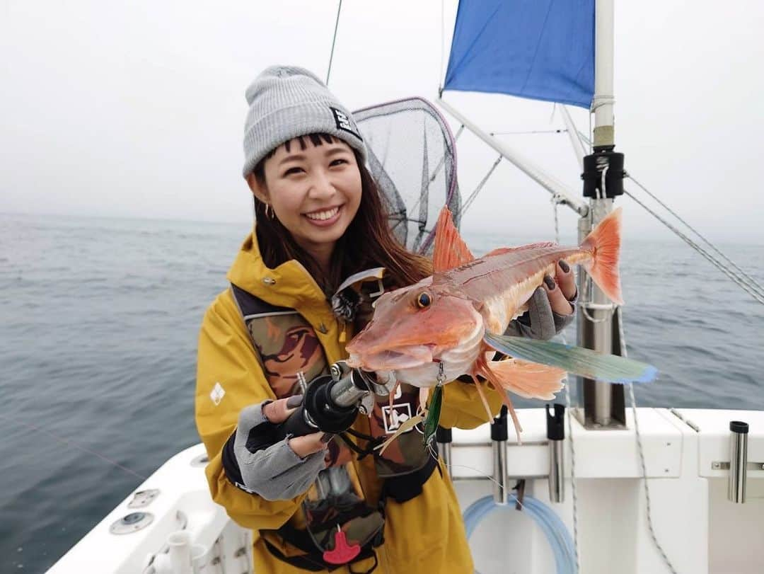 石川文菜さんのインスタグラム写真 - (石川文菜Instagram)「宮城県塩竃市のFxF by YAMATODA GUIDEに乗船して、仙台湾のSLJをしてきました🎥  山戸田さんとご一緒するのも初めてだし、仙台湾の南側エリアも初💡 長いこと雨が降りましたが、この時期らしい真鯛をメインにしたSLJを堪能できました🐻🐟  この日はJACKALLでリリースしているSLJルアーを使い分けて、色んな魚に出会えたの🎣  相変わらず相性のいいフラッグトラップではヒラメが😍 これは嬉しい釣果！  バイトビーンズTGは水深の浅い場所でキャストして横引き🎣 アイナメの引きは強くて、SLJロッドでやり取りするのが楽しい😆🤍  山戸田さん、ありがとうございました👏🏻  しっかりと雨が降ったこの日、JACKALL @jackall_field_gear のレインカフスを使ったよ！ 二重構造になっているので袖口から雨が侵入してこない💡 おかげで不快感ゼロで釣り出来て助かった🥺🫶🏻  #JACKALL #offshore #SLJ #仙台湾 #釣果 #釣果グラム #釣果情報 #釣り #釣りスタグラム #🎣」6月23日 17時53分 - bun0404