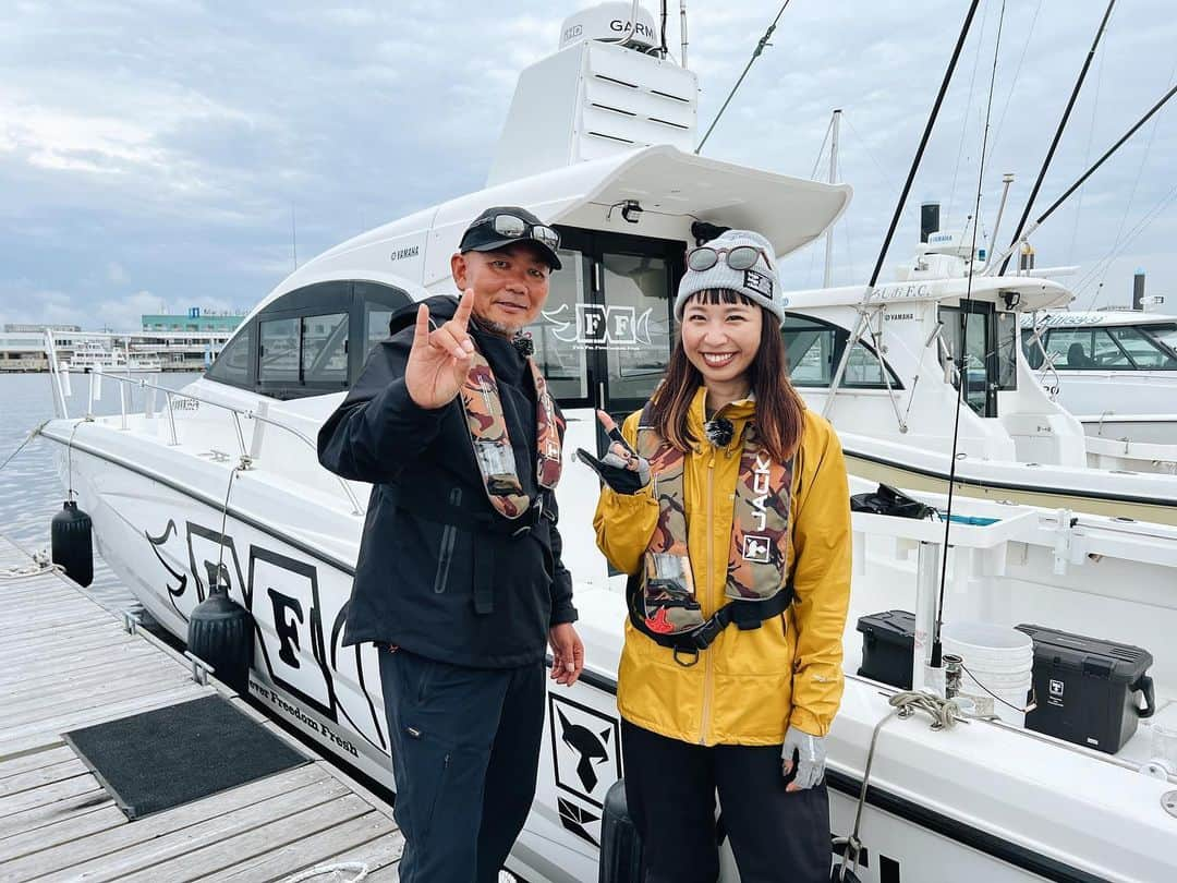 石川文菜さんのインスタグラム写真 - (石川文菜Instagram)「宮城県塩竃市のFxF by YAMATODA GUIDEに乗船して、仙台湾のSLJをしてきました🎥  山戸田さんとご一緒するのも初めてだし、仙台湾の南側エリアも初💡 長いこと雨が降りましたが、この時期らしい真鯛をメインにしたSLJを堪能できました🐻🐟  この日はJACKALLでリリースしているSLJルアーを使い分けて、色んな魚に出会えたの🎣  相変わらず相性のいいフラッグトラップではヒラメが😍 これは嬉しい釣果！  バイトビーンズTGは水深の浅い場所でキャストして横引き🎣 アイナメの引きは強くて、SLJロッドでやり取りするのが楽しい😆🤍  山戸田さん、ありがとうございました👏🏻  しっかりと雨が降ったこの日、JACKALL @jackall_field_gear のレインカフスを使ったよ！ 二重構造になっているので袖口から雨が侵入してこない💡 おかげで不快感ゼロで釣り出来て助かった🥺🫶🏻  #JACKALL #offshore #SLJ #仙台湾 #釣果 #釣果グラム #釣果情報 #釣り #釣りスタグラム #🎣」6月23日 17時53分 - bun0404