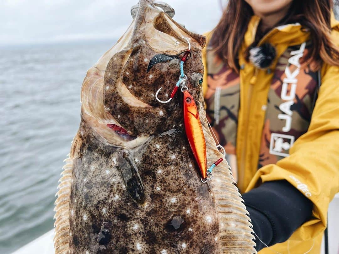 石川文菜さんのインスタグラム写真 - (石川文菜Instagram)「宮城県塩竃市のFxF by YAMATODA GUIDEに乗船して、仙台湾のSLJをしてきました🎥  山戸田さんとご一緒するのも初めてだし、仙台湾の南側エリアも初💡 長いこと雨が降りましたが、この時期らしい真鯛をメインにしたSLJを堪能できました🐻🐟  この日はJACKALLでリリースしているSLJルアーを使い分けて、色んな魚に出会えたの🎣  相変わらず相性のいいフラッグトラップではヒラメが😍 これは嬉しい釣果！  バイトビーンズTGは水深の浅い場所でキャストして横引き🎣 アイナメの引きは強くて、SLJロッドでやり取りするのが楽しい😆🤍  山戸田さん、ありがとうございました👏🏻  しっかりと雨が降ったこの日、JACKALL @jackall_field_gear のレインカフスを使ったよ！ 二重構造になっているので袖口から雨が侵入してこない💡 おかげで不快感ゼロで釣り出来て助かった🥺🫶🏻  #JACKALL #offshore #SLJ #仙台湾 #釣果 #釣果グラム #釣果情報 #釣り #釣りスタグラム #🎣」6月23日 17時53分 - bun0404