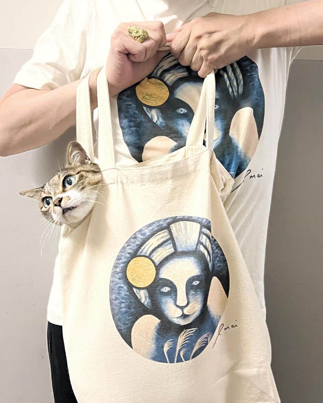イマイアキノブのインスタグラム：「✺ 明日 6.24よりライブ会場にて販売  新作Tシャツ&トートバッグ  タイトルは『十五夜』 画 イマイアキノブ  通販も近日開始予定 (イマイアキノブ OFFICIAL SHOPにて)  Tシャツ  サイズ S M L ボディの色はオフホワイト ¥3500  トートバッグ  サイズ 本体W36×H37×D11 持手 2.5×47 内容量 10L ¥2500」