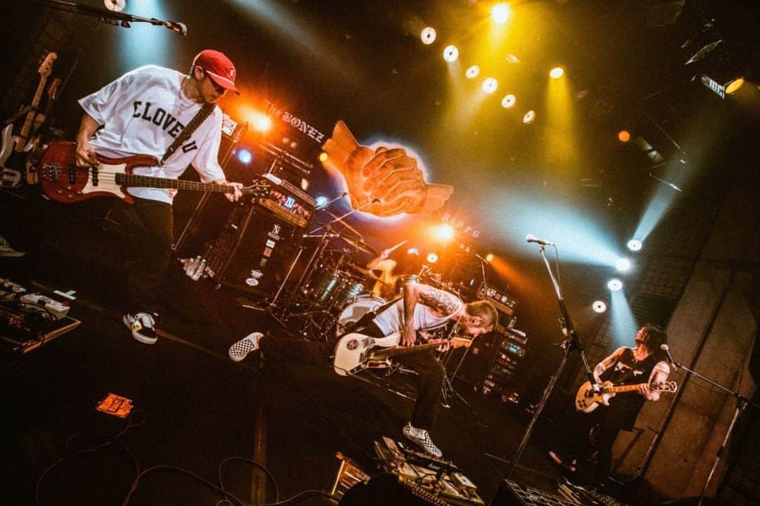 T$UYO$HIさんのインスタグラム写真 - (T$UYO$HIInstagram)「. 47 AREAS Day 16 京都大作戦の打ち上げで来るのもいいけど やっぱLIVEっしょ！  実はステージ上の音はトラブルだらけだったけど 外音はバッチリだったらしいからOK！  多少のトラブルなんて なんのそのなチームBONEZ  急遽セキュリティー入ってくれた  @bob_taka311 もサンキュー！  関西方面は9/18 @the_oral_cigarettes_official とホールで2マンがあるよ 椅子もあるし親子で来るもよし ゆっくり音楽を楽しむも良し それぞれの楽しみ方で エンジョイして欲しいな  photo @nekoze_photo   #thebonez #yours #47areas #骨から気合い」6月23日 17時45分 - tsuyoshi_ptp