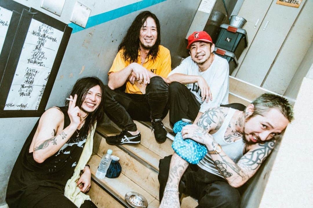 T$UYO$HIさんのインスタグラム写真 - (T$UYO$HIInstagram)「. 47 AREAS Day 16 京都大作戦の打ち上げで来るのもいいけど やっぱLIVEっしょ！  実はステージ上の音はトラブルだらけだったけど 外音はバッチリだったらしいからOK！  多少のトラブルなんて なんのそのなチームBONEZ  急遽セキュリティー入ってくれた  @bob_taka311 もサンキュー！  関西方面は9/18 @the_oral_cigarettes_official とホールで2マンがあるよ 椅子もあるし親子で来るもよし ゆっくり音楽を楽しむも良し それぞれの楽しみ方で エンジョイして欲しいな  photo @nekoze_photo   #thebonez #yours #47areas #骨から気合い」6月23日 17時45分 - tsuyoshi_ptp