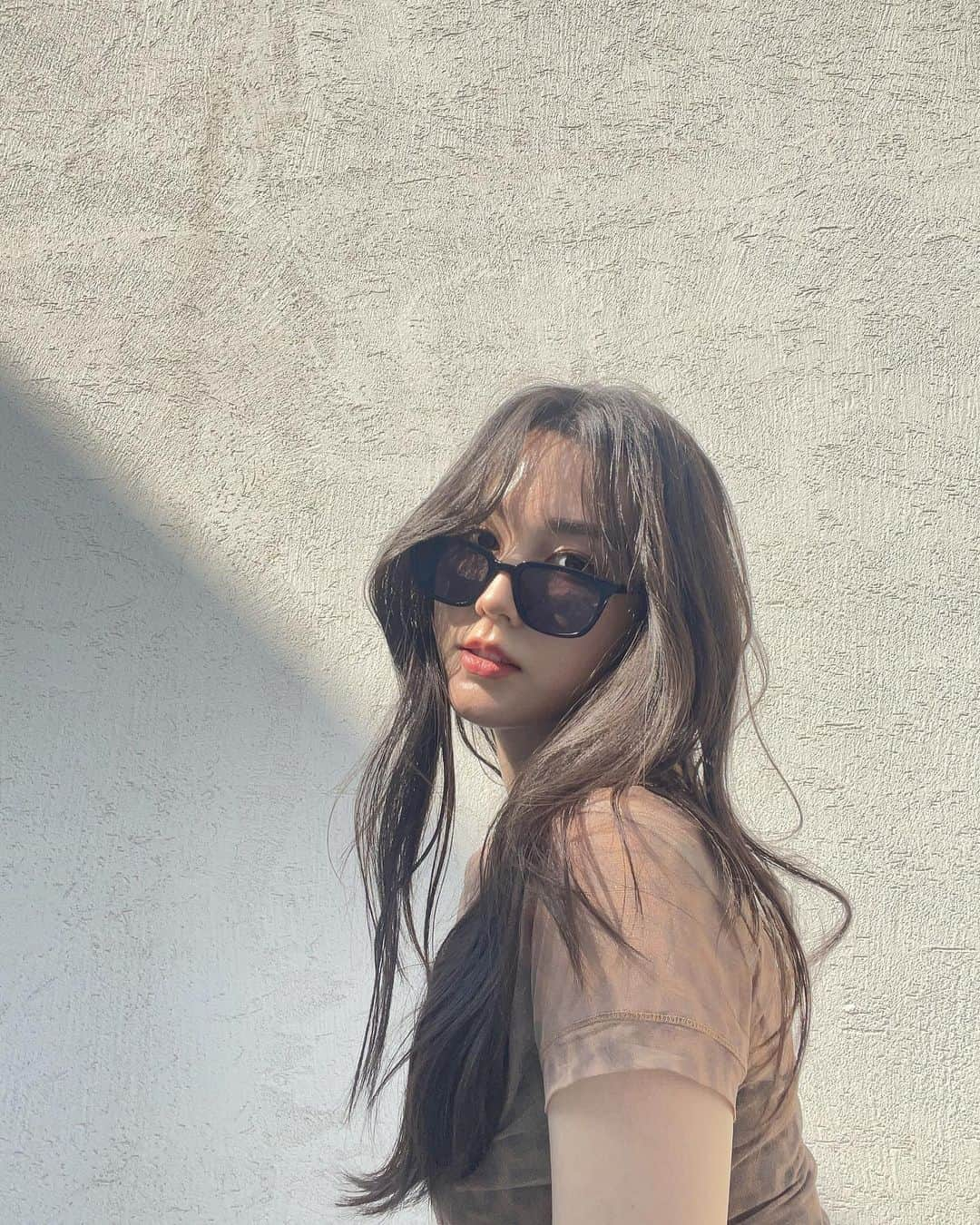 ティア さんのインスタグラム写真 - (ティア Instagram)「나의 여름 필수템 🕶️☀️ Sunglasses season 😎 #카린 #카린선글라스 #뉴진스선글라스 #여자선글라스 #협찬」6月23日 17時54分 - tia_0315