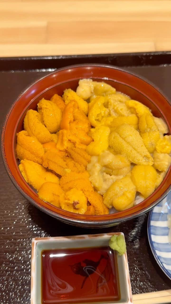 フォーリンデブのインスタグラム：「過去イチのウニ丼！ 北海道の余市（小樽のとなり）にある「うにどころ」は、まだ食べログにも載っていない、6/2にオープンしたばかりのウニ丼専門店🌟  以前に「雲丹ノ蔵」があったところに新しく出来て、横にある津本式の血抜きで有名な鮮魚店「新岡商店」の直営だからこそ、ウニのクオリティが別格❗️  「赤（バフンウニ）」と「白（ムラサキウニ）」を選べるから、ハーフ＆ハーフの「赤白（税込6600円）」にしてみたら、濃厚で旨味の強い「赤」と、しゅわっと爽やかに溶けていく「白」が見事に共演して、これは「紅白うた合戦」ならぬ「紅白うに合戦」だね😂✨  使っているお米も凄まじく、焼肉のタレやウスターソースを薄めて田んぼに撒いて育てる（科学的根拠は不明）という、もはや変態領域のお米農家から特別に仕入れている、こだわりよう😎  小豆島産の特製醤油も付いてるけど、個人的には何もかけずに、余市産の最高峰のウニの美味しさをダイレクトに楽しむのがオススメだよ👊👊  ※ちなみに現地でたまたま会った、恵比寿「鮨 心白」の店主・石田さん @shinpaku.tokyo も、あまりのウニ丼の美味しさに感動して翌々日に再訪してた😂  --------- 🍴うにどころ（Uni dokoro） ☎️0135-23-5618 📍北海道余市郡余市町大川町6-30 🚃余市駅から徒歩12分 💰食べログ予算 未掲載 ⏰平日11:00-16:00、土日10:00-16:00 （ただしウニが獲れない日はお休み） @unidokoro.yoichi  - #北海道グルメ #北海道ランチ #余市グルメ #余市ランチ #うにどころ #カウンター席のみ #ウニ丼専門店 #新岡商店 #メニューは赤と白と赤白の3つだけ #これまた美味しすぎるカニ汁つき #見た目のインパクトは世壱屋だけど #ウニだけの美味しさはココに軍配 #シンプルイズベスト #japanfood #japantravel #hokkaidofood #hokkaidotravel #uni #seaurchin - ▼ エリア&ジャンル検索 #フォーリンデブ北海道 #フォーリンデブ余市 #フォーリンデブ丼もの」