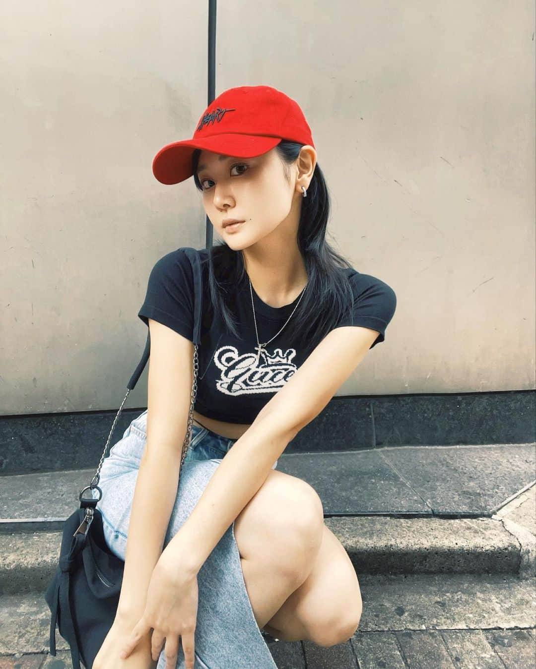 宮藤あどねのインスタグラム：「SHIEN❤️‍🔥❤️‍🔥❤️‍🔥❤️‍🔥❤️‍🔥 ・  ・  ・  #SHEIN #SHEINコーデ #SHEIN購入品 #夏コーデ #夏服  #購入品紹介　#saveinstyle #宮藤あどね #偶像 #被写体 #写真好きな人と繋がりたい #ダイエット #減量 #痩せたいけど食べたい #赤キャップ #半袖ニット #デニムスカート #アシメトリースカート」