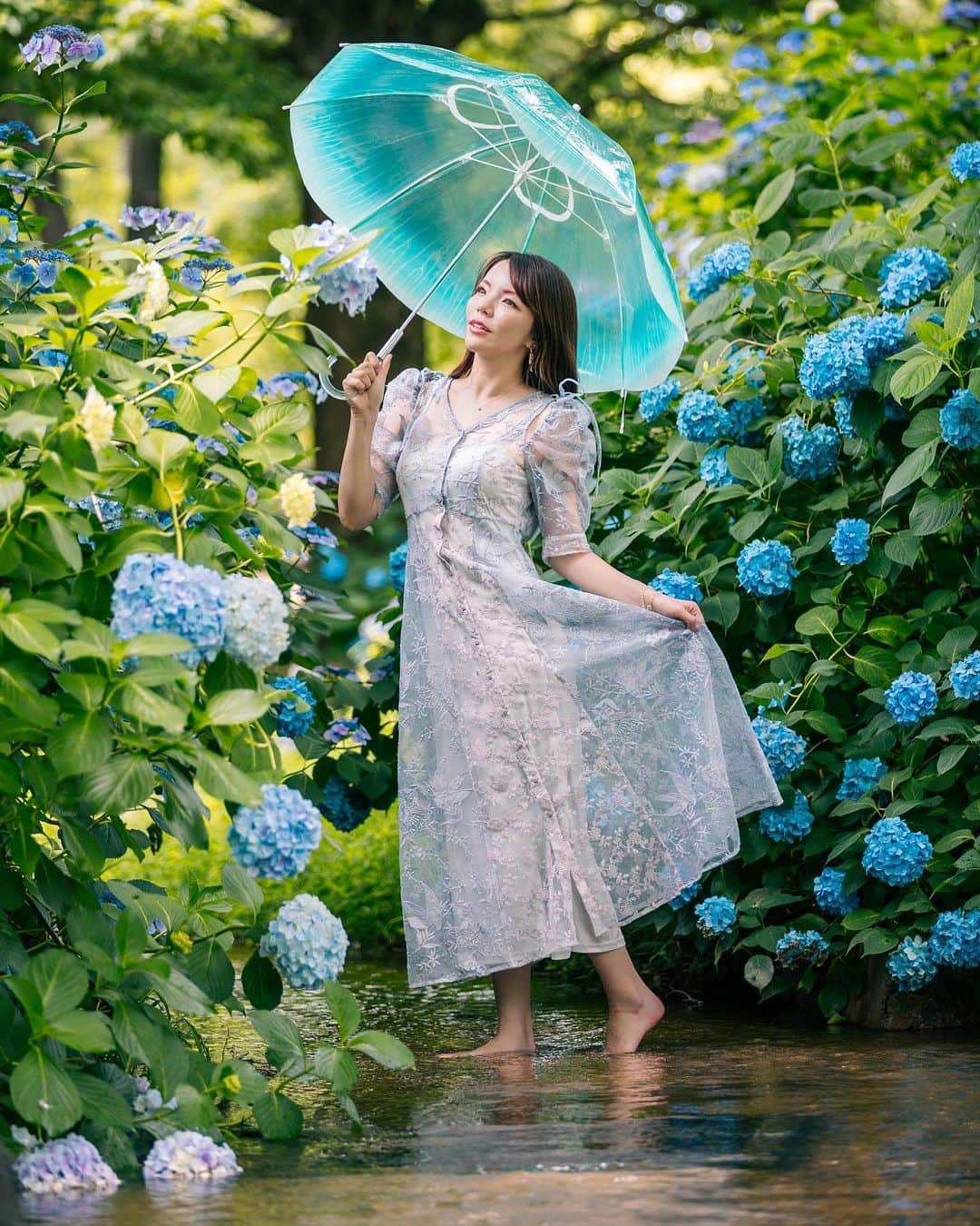 Mikaさんのインスタグラム写真 - (MikaInstagram)「『hydrangea in the rain』 　 一昨日の速報です✨  めっちゃ素敵なロケーションでした。  ちなみに足首たくさん蚊に刺されてヤバいです。。。  ・ ・ ・ photo by @takaxaki 📸 model @mikarin_portrait   Special thanks💕 @hiroky_ash  @kikyo.wong   ・ ・ ・ ・ follow me💋  #紫陽花ポートレート  #雨の日の紫陽花 #紫陽花が好き  #大阪紫陽花スポット  #美花展 #誰かの記憶に残る写真 #カメラ好きな人と繋がりたい #ファインダー越しの私の世界 #ポトレファン倶楽部 #被写体モデル #その瞬間は永遠の思い出 #みんなのフォト #ポトレ女子 #撮影依頼募集中 #jp_portrait部 #japanesegirl #asianbeauty #love_camera_club #jp_portrait #jp_portrait_collection #global_ladies #photo_shorttrip #_lovely_weekend #japan_art_photography #portraitfestival #portraitinlove #hydrangeaseason  #hydrangeaflower  #exclusive_world_portrait  #instagramjapan」6月23日 17時55分 - mika_portrait