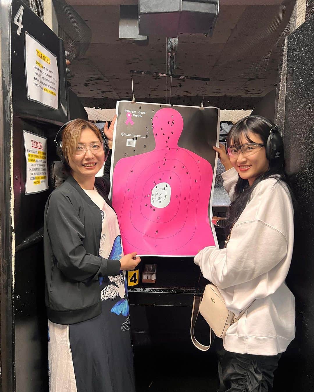 のインスタグラム：「ビビりなので本当は行きたくなかったガンクラブ、、  でも役で銃を握ることもあるので、その時の為に経験しておきたくて行きました。  この手にあるもので、誰かの命を奪えてしまうんだって思うと銃って重量の何倍も重いですね。  受付の人と話してる時に緊張してますって伝えたらスペイン語でめちゃくちゃ説明とアドバイスくれたんですがふんふんって聞いてたら  「スペイン語喋れる人初めてみた」 って横のお兄さんがぼそっとつぶやいてた笑  日本人でアメリカでスペイン語話してる人は確かになかなかいないか！  と、気分がほぐれました笑  いい経験でした。」