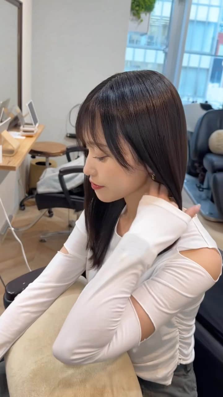 引地裕美のインスタグラム：「髪質改善トリートメントでRr SALON GINZAへ🪽 📍 @rr.salonginza   担当は銀座店オーナーのケビンさん！ 💇🏻‍♀️ @kv_amn29   クリスタルR.HAS トリートメントしてもらってきたよ🪄 サラサラになった〜🥹🫶🏻  私みたいに髪の毛が1本1本が細い人は 定期的にトリートメントして維持するのがいいみたい！  髪は肌と同じくらい人の印象を変えるから綺麗を保ちたい💎🤍  これから夏に向けて紫外線も強くなるし、 毎日アイロンもコテも使うからヘアケア頑張る😎☀️  #銀座サロン #髪質改善トリートメント #ヘアケア #ヒト幹細胞  #UMine #japan #옷스타그램 #데일리룩 #코디스타그램 #每日穿搭 #일본 #얼스타그램 #照片 #粉我 #japanesegirl」