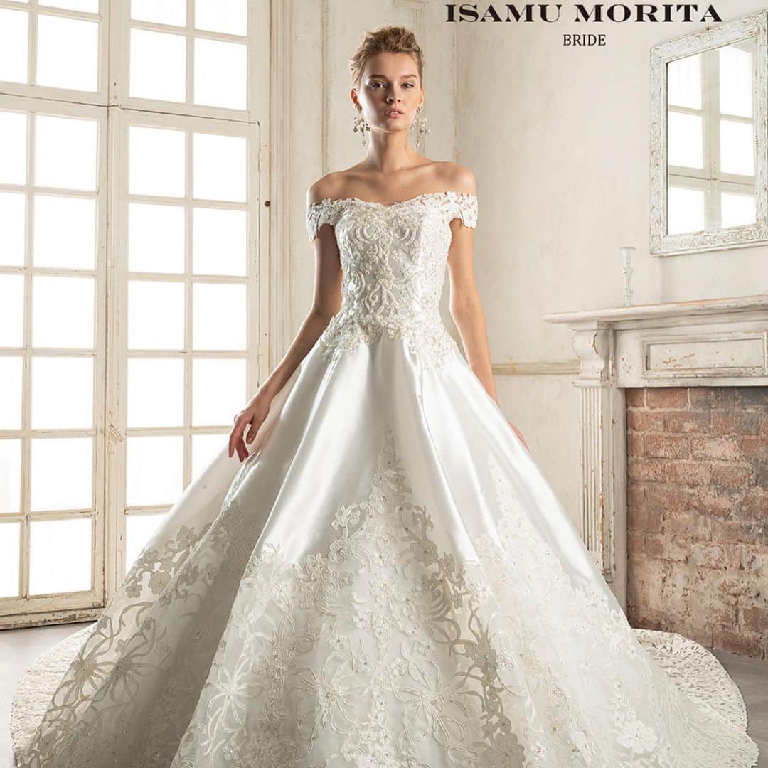fino_wedding【フィーノ公式】さんのインスタグラム写真 - (fino_wedding【フィーノ公式】Instagram)「【スタッフお薦めドレス】  @isamumorita136   MK-156  カットワーク刺繍が立体的で美しいフォルムを作り上げているAラインのウエディングドレス  サテンとレースのシンプルなデザインにも、妥協しない女性らしさをどこまでも追求し、表現したイサムモリタのドレスです  バックトレーンは取り外しできるロングバージョンも圧巻な美しさです  #イサムモリタ  #人気ドレス #バックライン  #取り外し可能  #レーストップス  #サテンドレス  #チャペル  #チャペル挙式  #ウエディングドレス  #ウエディング  #beautiful  #beautifuldress  #プレ花嫁  #卒花嫁  #ドレス選び  #ドレス迷子  #スタッフおすすめ  #ゴージャス  #エレガントコーデ  #2023wedding  #2024wedding  #2025wedding  #運命のドレス  #静岡花嫁」6月29日 18時20分 - fino_wedding