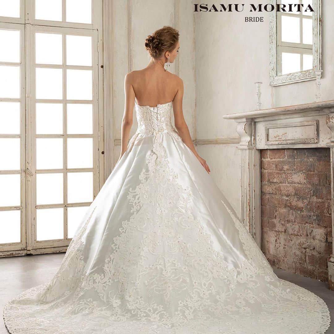 fino_wedding【フィーノ公式】さんのインスタグラム写真 - (fino_wedding【フィーノ公式】Instagram)「【スタッフお薦めドレス】  @isamumorita136   MK-156  カットワーク刺繍が立体的で美しいフォルムを作り上げているAラインのウエディングドレス  サテンとレースのシンプルなデザインにも、妥協しない女性らしさをどこまでも追求し、表現したイサムモリタのドレスです  バックトレーンは取り外しできるロングバージョンも圧巻な美しさです  #イサムモリタ  #人気ドレス #バックライン  #取り外し可能  #レーストップス  #サテンドレス  #チャペル  #チャペル挙式  #ウエディングドレス  #ウエディング  #beautiful  #beautifuldress  #プレ花嫁  #卒花嫁  #ドレス選び  #ドレス迷子  #スタッフおすすめ  #ゴージャス  #エレガントコーデ  #2023wedding  #2024wedding  #2025wedding  #運命のドレス  #静岡花嫁」6月29日 18時20分 - fino_wedding