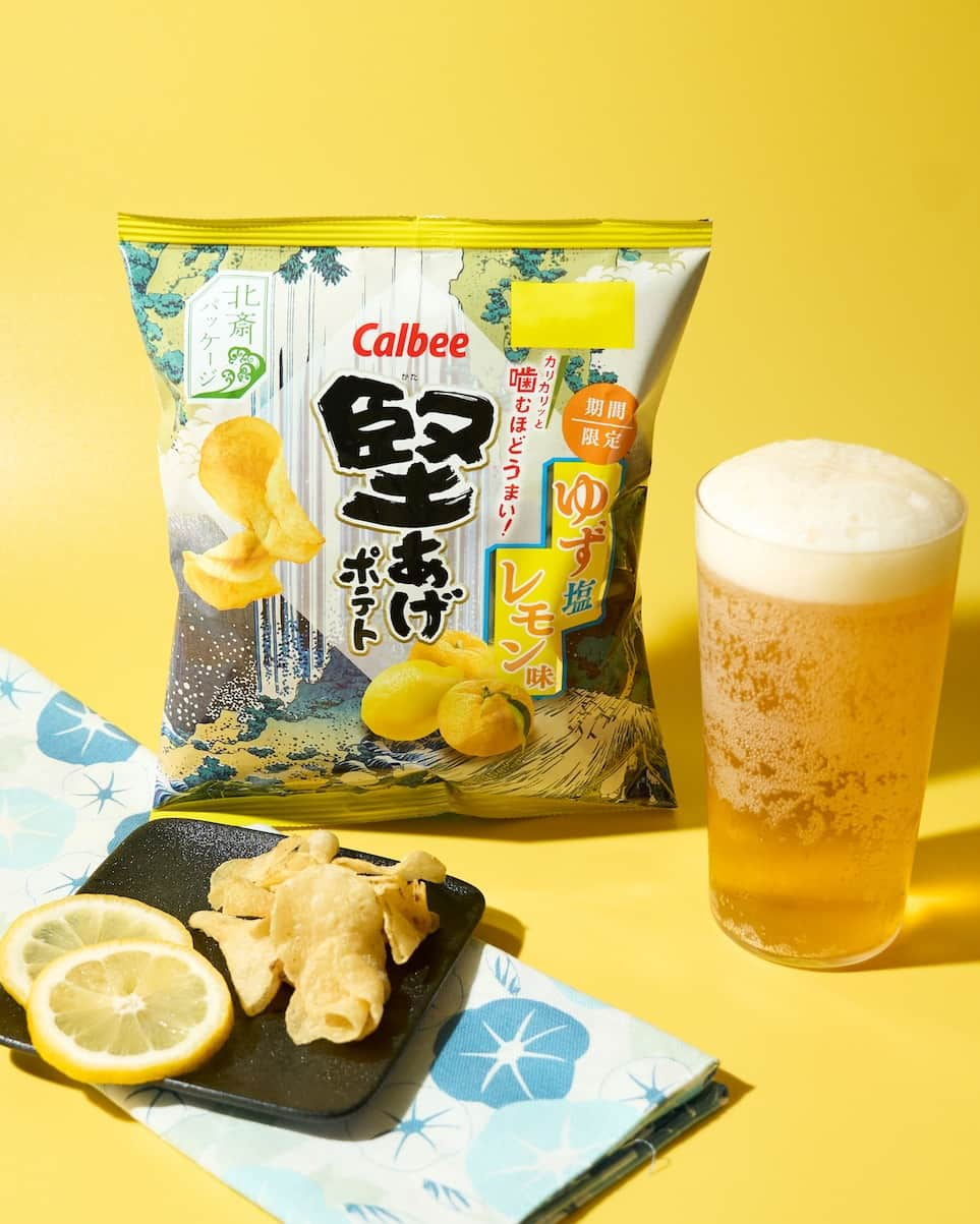 カルビーのインスタグラム：「🍋『堅あげポテト ゆず塩レモン味』 「ゆず塩レモン味」は、ファンサイト「堅あげポテト応援部」部員と一緒に2018年につくった、人気の味♪今年は北斎柄のパッケージで登場です！ さわやかなゆずの香りと、噛むほどにきゅんと酸っぱいレモンがあとひくおいしさの、夏にぴったりの味わいをどうぞ♪ ＊コンビニ以外のお店では6/26発売です。  #calbee #カルビー #堅あげポテト  #噛むほどうまい #堅あげポテト応援部  #一緒につくった #人気の味  #ゆず塩レモン #ゆず #レモン  #爽やか #夏  #暑気払い #ビール #クラフトビール  #ハイボール #チューハイ  #炭酸 #おやつ #おつまみ  #北斎 #葛飾北斎  #じゃがいも #スナック菓子  #ポテトチップス #ポテト #厚切り  #歯ごたえ #堅あげポテト好き」