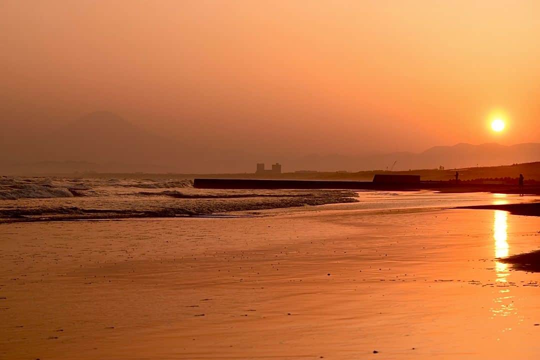 江の島・鎌倉 ナビさんのインスタグラム写真 - (江の島・鎌倉 ナビInstagram)「鵠沼海岸  この季節、鵠沼海岸からうっすら見える 富士山のシルエットは、 優しい色の空に似合っていました。  photo by @yuki__nstagram  #鵠沼海岸 #富士山 #夕日 #夕焼け #夕陽 #サンセット #江ノ島 #江の島 #鎌倉 #江の島鎌倉 #江ノ電 #enoden #enoshima #kamakura #enoshimakamakura #kanagawa #japan #絵はがきになる日常を   Webサイト「江の島・鎌倉ナビ」でもいつ訪れても楽しめる江の島・鎌倉の魅力をたっぷりお伝えしています♪プロフィール欄のURLよりアクセスください☺ @enokama」6月23日 18時00分 - enokama