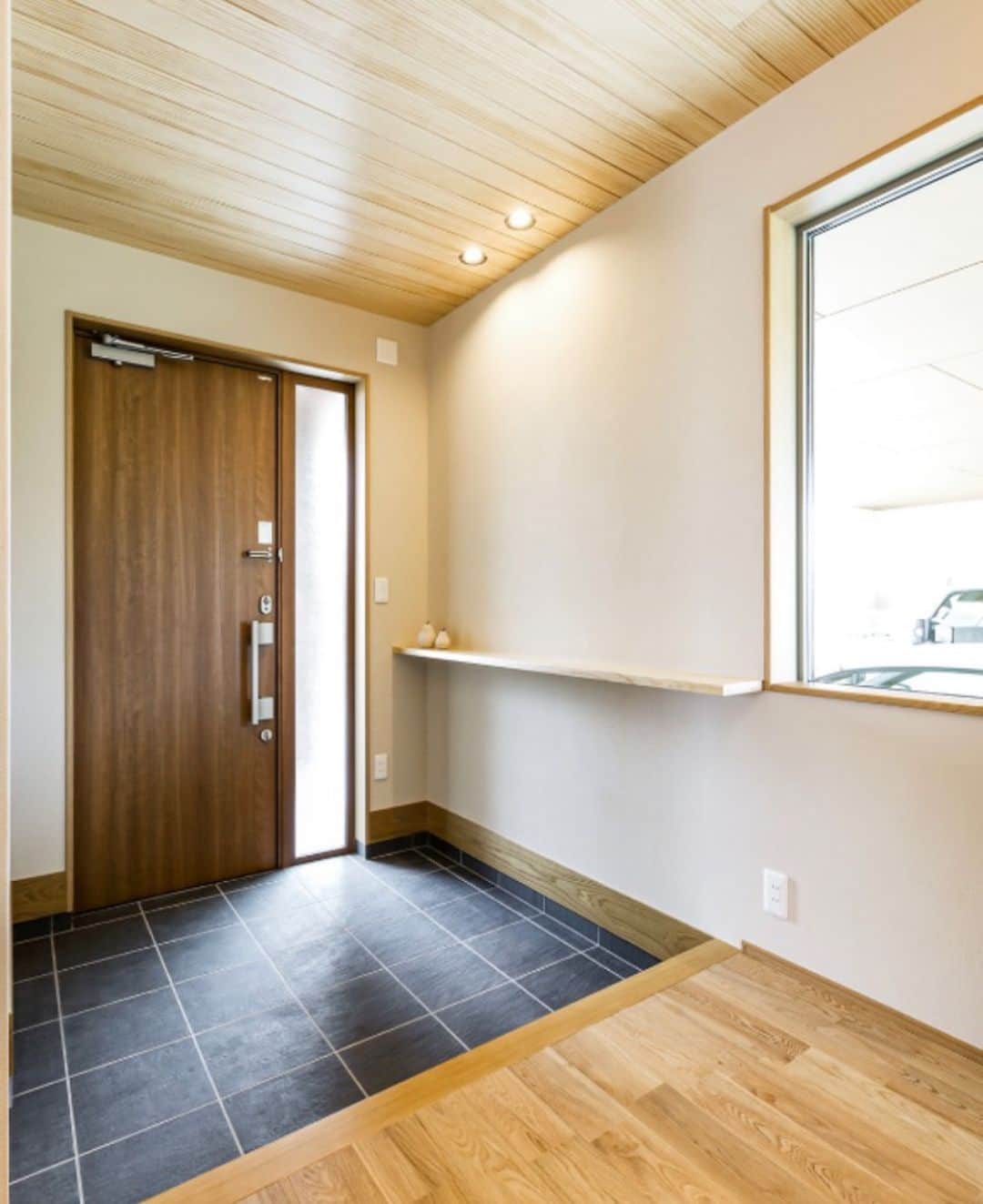 OKOCHI STYLE(香川県) さんのインスタグラム写真 - (OKOCHI STYLE(香川県) Instagram)「おうちの第一印象✨✨ 人気の玄関集めました🏠🌟 ーーーーーーーーー  香川県で木の家を建てる大河内工務店。 HPでは、施工事例を多数ご紹介しています。 家づくりをお考えの方は【フォトギャラリー】をご覧ください。  ーーーーーーーーー プロフィールからHPへ→@okochi.komuten ーーーーーーーーー  街角リゾート木きん堂倶楽部のインスタもご覧ください(カフェ&ギャラリー情報)🌟  ーーーーーーーーー @mokkindo.cafe  #新築 #新築一戸建て #マイホーム #マイホーム計画 #インテリア #注文住宅 #かわいい家 #おしゃれな家 #かっこいい家 #家づくり #工務店だからつくれる家 #暮らしを楽しむ #大河内工務店 #自由設計 #木の家 #木の家づくり #自然素材の家 #香川イベント #香川の家 #香川県工務店 #香川県完成見学会 #玄関」6月23日 18時00分 - okochi.komuten