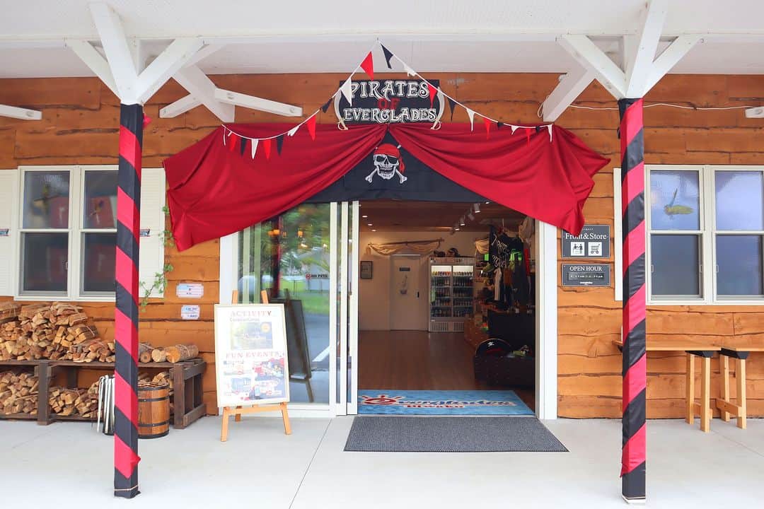 のインスタグラム：「【エバーグレイズ琵琶湖】 明日6/24(Sat)もパイレーツパーティーを開催🏴‍☠️ フロントやキャンパーダイニングもパイレーツモードに大変身!✨  #エバーグレイズ琵琶湖 #エバキャン #グランピング #アメリカン #アウトドア #リゾート #キャンプ #滋賀県 #琵琶湖 #滋賀旅行 #近江舞子 #滋賀県キャンプ場 #ファミリーキャンプ #ファミキャン #オートキャンプ #犬とキャンプ #海賊 #パイレーツ  #biwako #everglades #glamping #resort #camping」