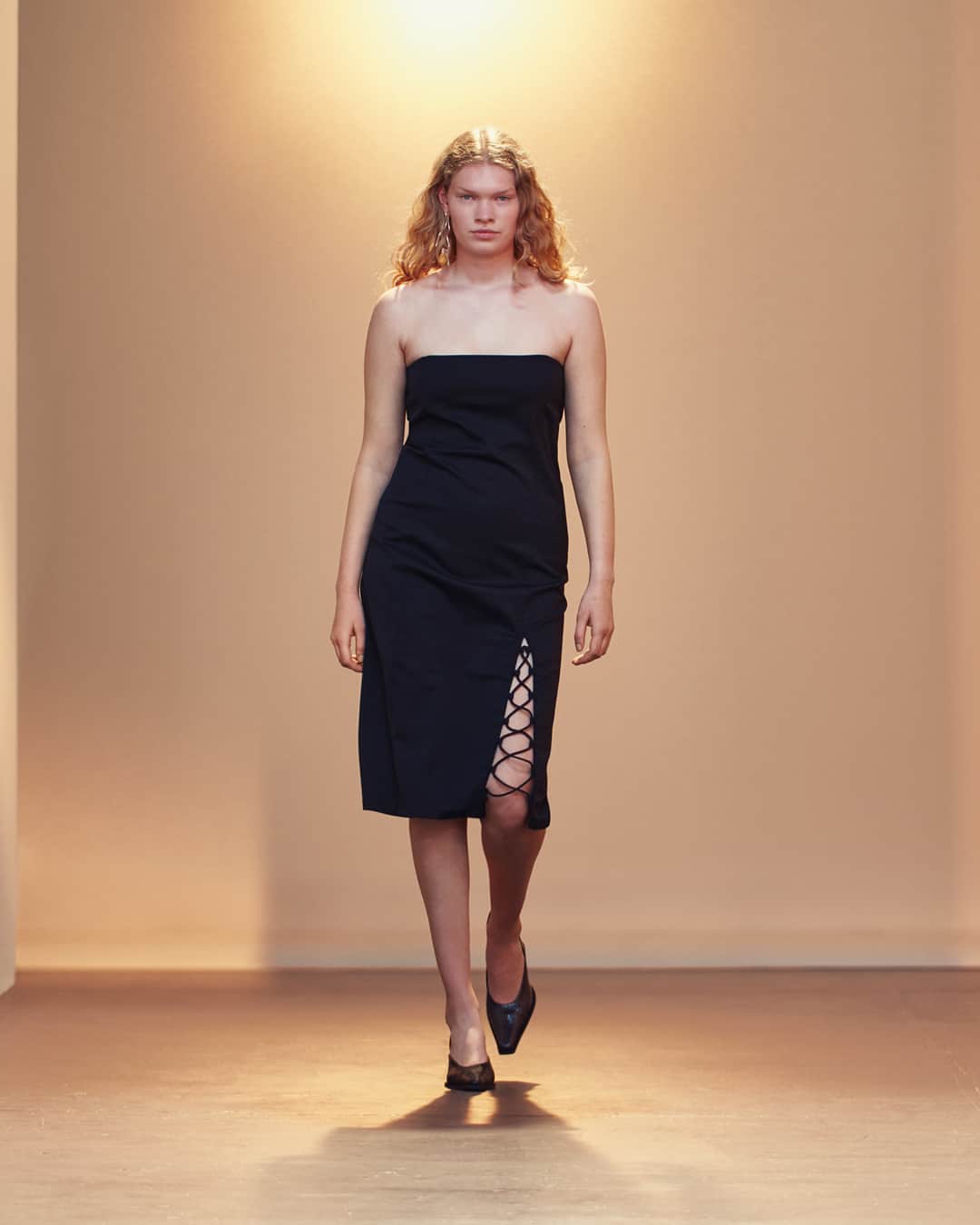 フィリッパコーのインスタグラム：「The pared-back, monochrome aesthetic of SS24’s eveningwear provides the signature Filippa K sense of effortlessness within the collection. Relaxed tuxedo suiting, easy to wear slip and bandeau dresses, and a men’s cotton-silk suit with a subtle sheen further exemplify eveningwear that doesn’t feel constricting, but instead allows the wearer to convey a feeling of laidback confidence.  Photographed by @timothyschaumburg Styled by @ondineazoulay Make-up by @_georginagraham_ Hair by @ramoneyluv Set design by @florinemilie Models: @daimyvanbetuw_, @vaquel__, @chunjincj, @bilelbenahmed, @malloryveith #FilippaK #FilippaKSS24」