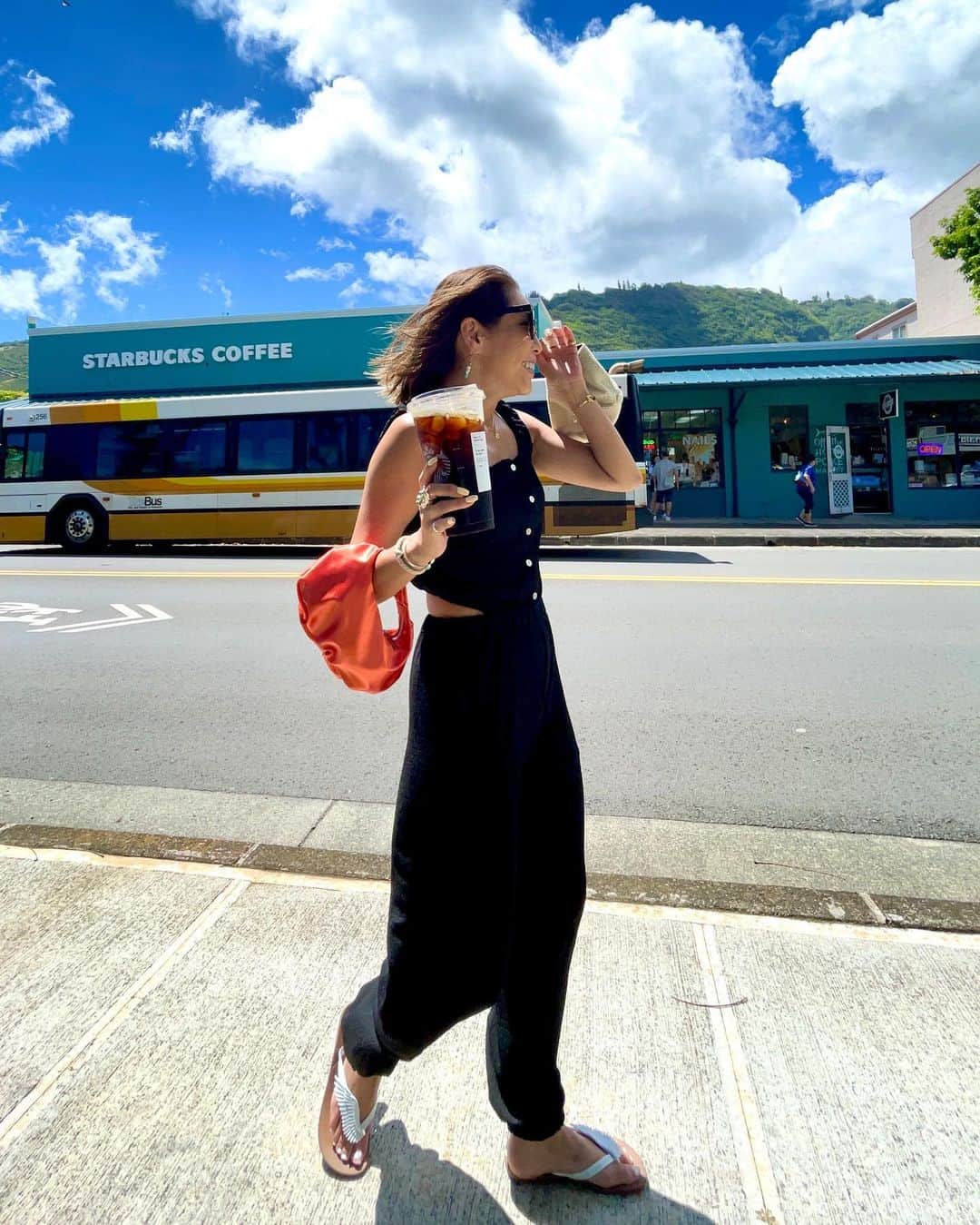 ETSUKOのインスタグラム：「久々のHawaii🤙🏾🌈  何度も来てたのに 1度も行ってなかったマノアの可愛いぃスタバ☕️🩵  焼けてきた👵🏾 Hawaiiコーデ オールインワン#searoomlynn bag#room306contemporary  ストーリー返せてなくて、 記録用にストーリー投稿うるさくてごめんなさい🙇‍♀️  #ハワイ #hawaii #ワイキキ #ハワイ旅行 #ホノルル #waikiki #旅行 #海 #家族旅行 #ビーチ #アロハ #海外旅行 #ハワイ好き」