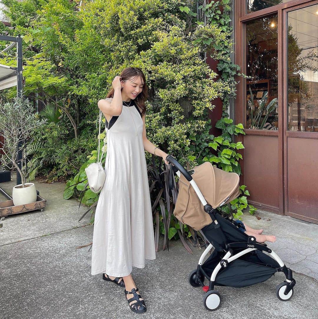 唯可（yuika）のインスタグラム：「夏が近づいてきましたねぇ  どんどん暑がり男の本性を表してきた社長さん(息子氏) 夏の暑さグッズ揃えてます🫶 楽天ROOMのハイライト見てね  コーデの詳細は🏷️してます👀 ワンピース　#シアーホルターネックワンピース ガーデ　　　#シアーロングブラウス  #ベビーカー#ママコーデ#ママファッション#高身長コーデ#夏コーデ#ワンピース#アクテ#ベビーゼン#ベビーゼンヨーヨー」