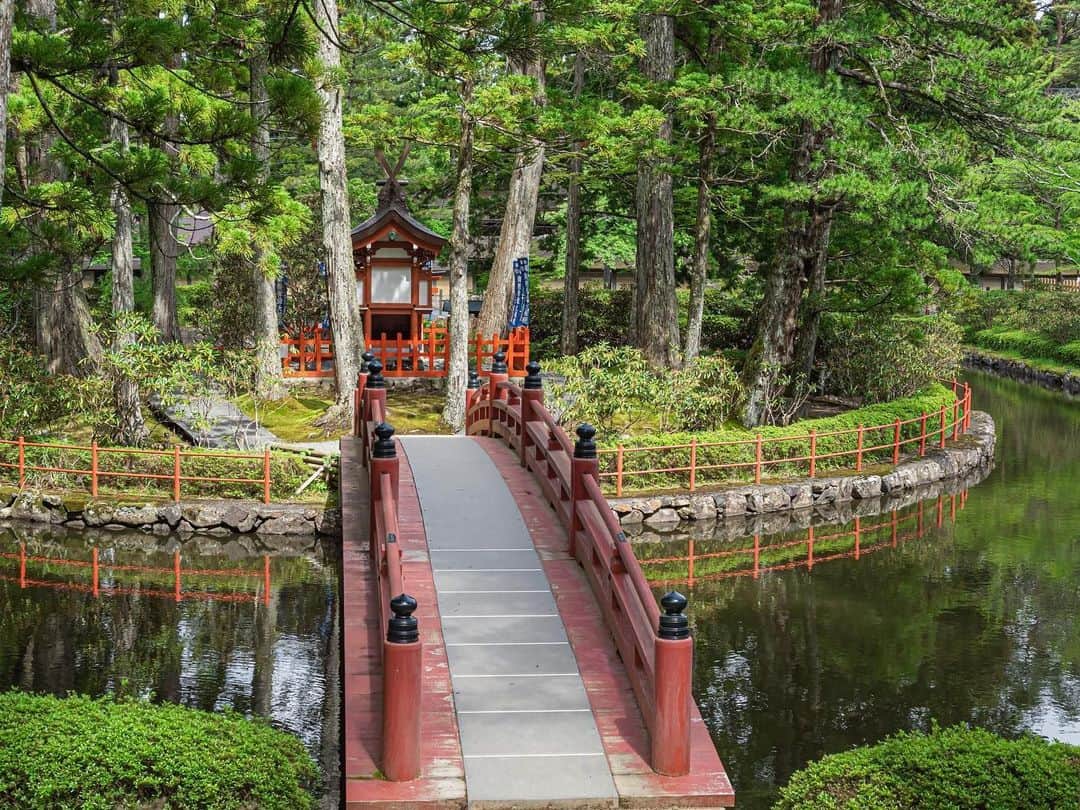 Visit Wakayamaのインスタグラム：「. Cross the bridge to a sacred realm at Koyasan. 📸 @sorairo0827  📍 Danjo Garan Sacred Temple Complex, Wakayama . . . . . #discoverjapan #unknownjapan #instajapan #landscape #japan #japantrip #japantravel #beautifuldestinations #wakayama #wakayamagram #explore #adventure #visitwakayama #travelsoon #visitjapan #stayadventurous #igpassport #explorejapan #lonelyplanet #sustainabletourism #springtravel #worldheritage #koyasan #spiritualjourney #shukubo #templestay #pilgrimage #japanesetemple #danjogaran #sacredsitesjapan」