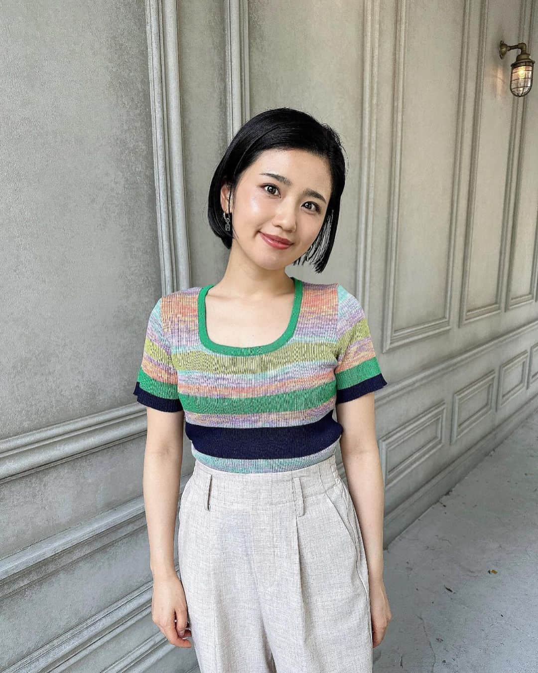 のインスタグラム：「夏らしいボーダーニット🌻🩵 チクチクしなくて着やすい 柔らかさ最高でお気に入りさ🌝  基本的にニットとは チクチクとの戦いである🔥  ところで 雨降ると自転車乗れなくて悲しみ💔  #3枚目オフショット  久しぶりの半目です。 みなさんに捧げます。  ズームしたらうっすらと目が開いてます🤫  ちなみに2枚目は完全に瞳を閉じてます。平井堅。」