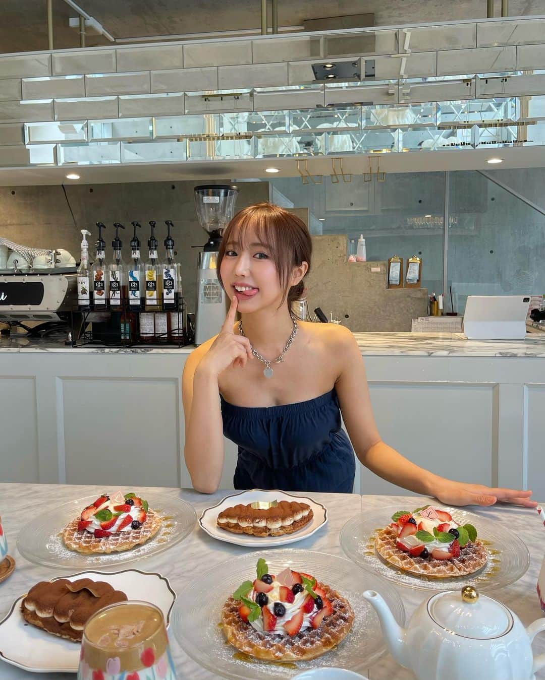 川谷花音のインスタグラム：「今日は大学行ったよ🌼  お昼にはいっ〜ぱい甘いものを食べました😋  実は1週間で4kg増えていたのはここだけのヒ・ミ・ツ🩷  #japan #japanese #japanesegirl #japanesefood #cafe #tokyo #tokyocafe #sweets #大学生 #大学生の日常 #女子大生 #女子大生の日常 #今日のコーデ #カフェ #東京 #東京カフェ #インスタ映え #映えスイーツ」