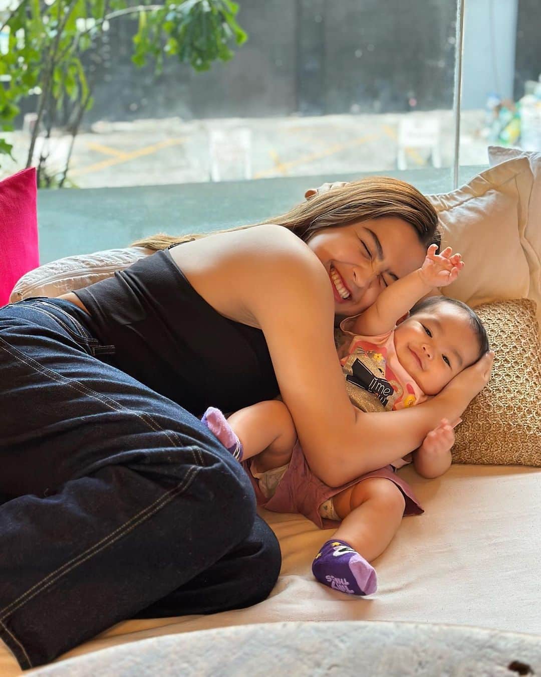 Alexa Ilacadのインスタグラム：「Passing by your feed to share some good vibes!! 🥰 My niece never fails to brighten up my day with her warm smile. Happy weekend! 🤍 #chickedeebuddha」