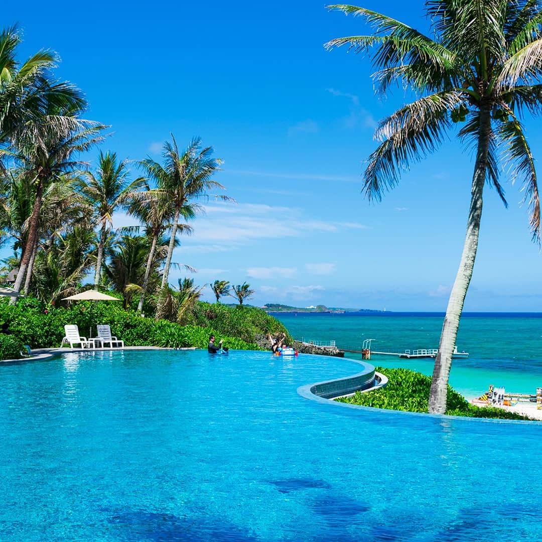 ホテルムーンビーチのインスタグラム：「6月8日、ラグーンプールにて。 At the lagoon pool June 8,2023  #ザムーンビーチミュージアムリゾート #ムーンビーチ #リゾート #沖縄 #沖縄観光 #沖縄ビーチ #沖縄旅行 #恩納村 #沖縄好き #沖縄好きな人と繋がりたい #旅行好きな人と繋がりたい #リゾート好きな人と繋がりたい #旅行 #japan #okinawa #themoonbeachmuseumresort #okinawabeach #okinawatrip #onnason #visitjapanjp #hotelmoonbeach #moonbeach」