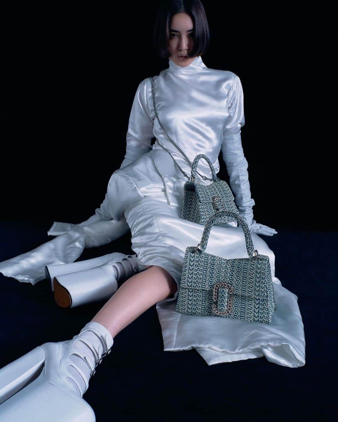 藤井夏恋のインスタグラム：「marc jacobs 🩶👽  model: karen fujii photography: toki styling: kanako sugiura hair: waka adachi makeup: suzuki edit&text: manaha hosoda & honami wachi」
