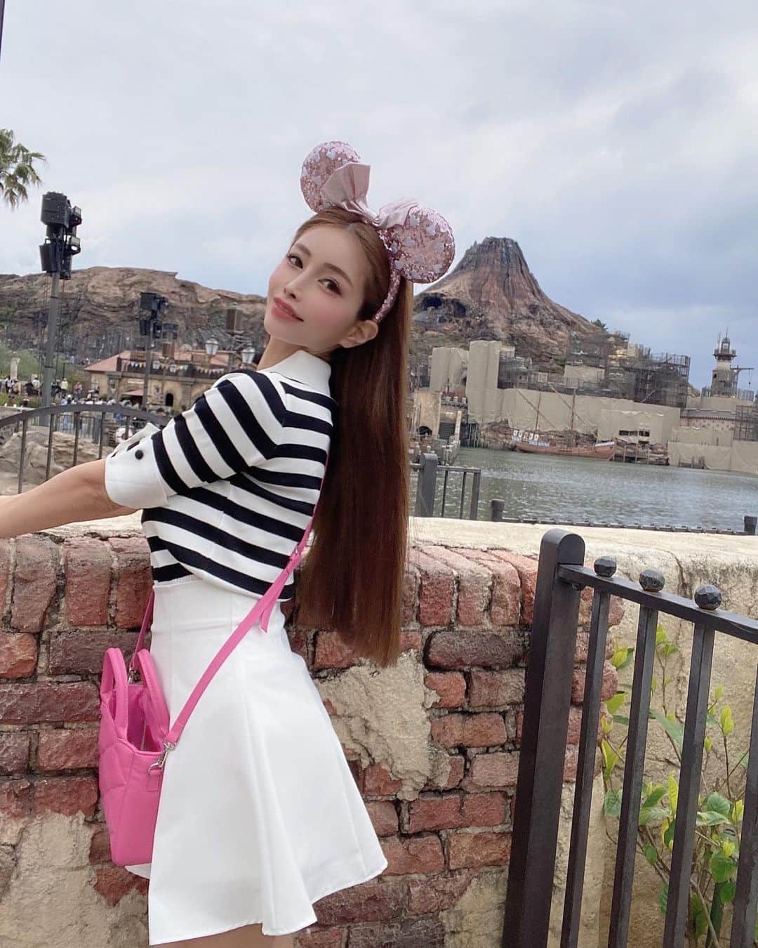 MARIKOのインスタグラム：「. . 🐭⛰️✨🩶 . . . . . #ディズニーシー  #disneysea」