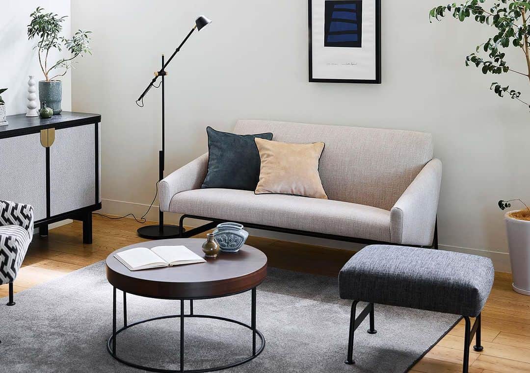 のインスタグラム：「新商品のご案内  人気の定番DOVE LOUNGEを受け継ぐソファシリーズ、DOVE SOFAとDOVE OTTOMANを2023年7月21日（金）より発売します。  「DOVE（タヴ）」とは鳩の意味。横からみたフォルムが公園でくつろぐ鳩の姿を彷彿とさせるため名づけられました。座面の角度が大きく身体がすっぽりと収まり、コンパクトながらしっかりとした座り心地です。後ろ姿にもこだわり、お部屋のどこに置いても美しい佇まいです。  販売開始｜2023年7月21日（金）～ 取扱店舗｜IDÉE SHOP各店、IDÉE SHOP Online  #IDÉE #IDÉESHOP #idee #ideeshop #イデーショップ #イデー #interior」