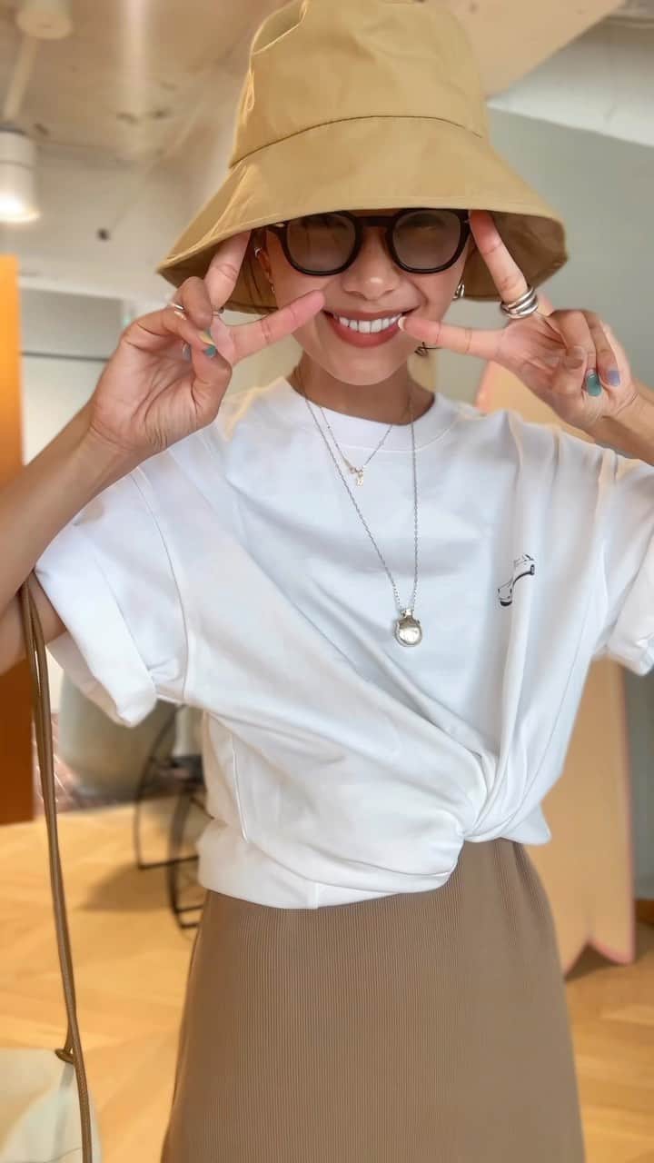 のインスタグラム：「シンプル,タイトなワンピースをコーディネート🥥 プリントTシャツを重ねてカジュアルダウン ハットだけでも,サングラスだけでもよかったけれど 最終的にどちらも合わせて👩🏽‍🌾 バッグはナップサックにしたけれど カゴバッグも可愛いし コンパクトなショルダーを斜めがけするのも🫶🏽  #searoomlynn#カジュアル服」
