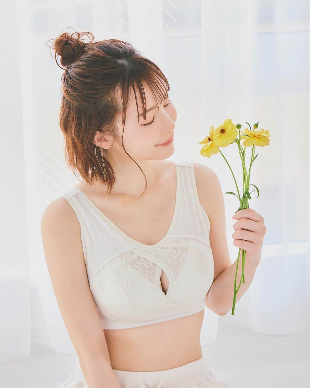 のインスタグラム：「普段使いにもってこいの定番人気カラー🍨 ホワイトより柔らかいアイボリー系の新色"クリーム"登場🫶🏻  私は特にイエベ春さんだからこういう色を待っていた(｀；ω；´)ﾌﾞﾜｯ  2023年6月23日(金) ■20:15〜Q&AインスタLIVE( @sakuma_mio ) ■20:30〜新色クリーム販売START🚩 miour公式HPからのみ購入可能🛒 ( @miour_official のプロフィールから飛べます)  #ナイトブラ #エッセンシャルナイトブラ #みんなで作るナイトブラ #miour #美胸 #さくまみお #美ボディ研究部」