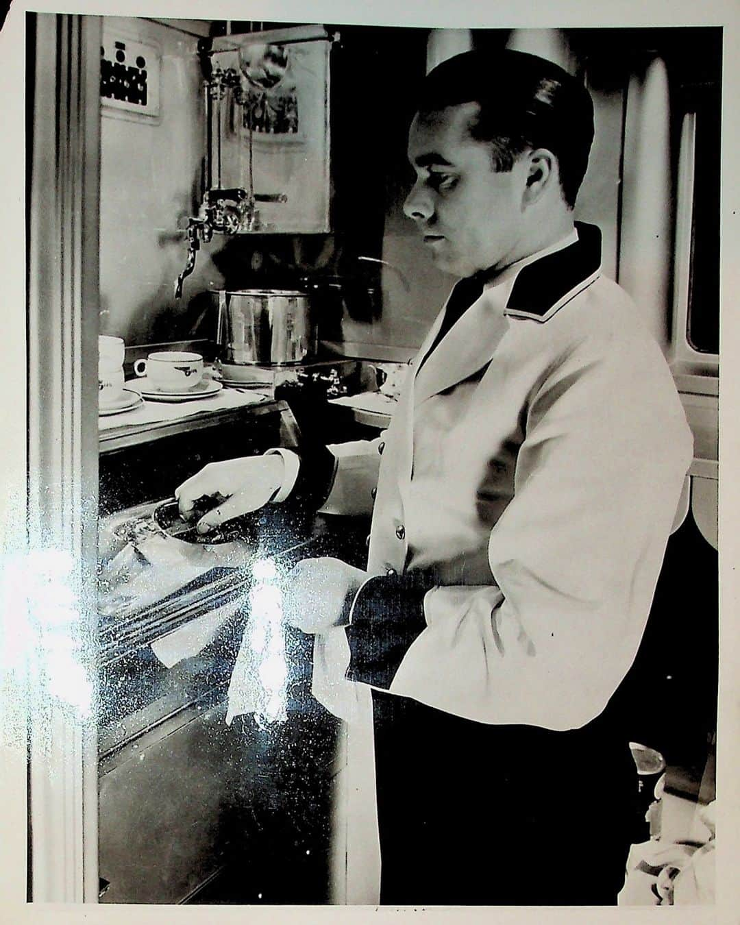 フィリップ・P・キーンのインスタグラム：「From my collection. Dated 31 March 1939, Steward preparing meals on the worlds first airplane galley steam table aboard the B314 @panammuseumfoundation @panammech #vintage #steward #galley #uniform #aviation #boeing #flyingboat #service #meals」