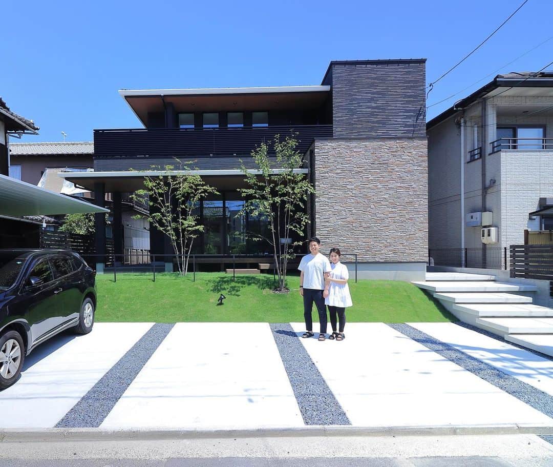 西本ハウスのインスタグラム：「注文住宅の家 暮らしに合わせたオンリーワンの住まいが叶う フルオーダーの家づくり。  外観、間取り、キッチン、収納など… こだわりたい部分に予算をかけて そうでないところは安く抑えるなど、  建築士がお客様のご要望に合わせて ひとつひとつ丁寧にご提案をさせて頂きます✎  𓐄 𓐄 𓐄 𓐄 𓐄 𓐄 𓐄 𓐄 𓐄 𓐄 𓐄 𓐄 𓐄 𓐄 𓐄 𓐄 𓐄 𓐄  広島の工務店/西本ハウス 1000万円台で叶えるデザイン住宅  住まい写真を集めたwebカタログを LINEから無料ダウンロードできます ▼ハイライト[カタログDL]を𝑪𝒉𝒆𝒄𝒌 @nishimoto_house  ． 福山・倉敷で注文住宅をお考えの方はこちら @__naturalhouse__  名古屋で注文住宅をお考えの方はこちら @nagoya_naturalhouse  #広島注文住宅  #外観写真  #注文住宅外観  #広島注文住宅  #広島デザイン住宅 #家づくりアイデア #間取り #広島家づくり #広島工務店  #デザイン住宅 #注文住宅 #西本ハウス #広島新築」