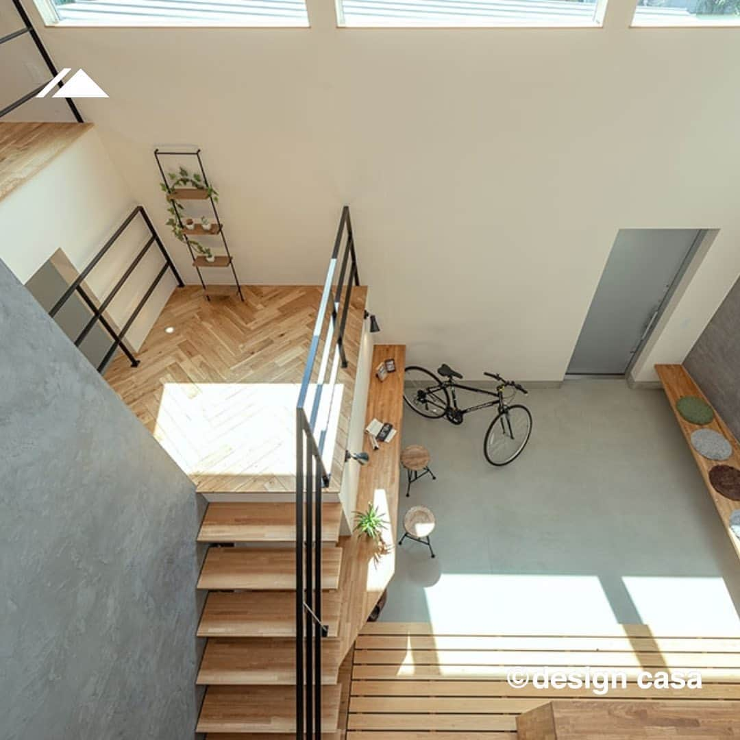 ONLY ONE HOUSE 株式会社 新谷組のインスタグラム：「* 　select from／Haus -ハウス- 【自由設計  design casa 】  家に入ると、広がる大空間！  広めに設けた#土間スペース は 外空間を内へと引き込みます🌿  オシャレな鉄骨の階段から #スキップフロア に抜けると 二階は家族みんなで楽しめる #フリースペース が🏠  間取りからもワクワクするお家です♩  -------------------------------------- more photos...▷▷ @lidgehaus  follow me🕊 --------------------------------------  私たち#リッジハウス の目指すべき姿。 それは、「住まいの創造を通して 幸せな家族の未来を創出する」こと。  家を手に入れた満足よりも、 住んでからの満足を永続的に味わう。  そのために何気ない日常に 幸せを感じられる、 #さ”を大切にした #家づくり のお手伝いをしたい。  そんな想いから #LIDGEHAUS は誕生しました🌱  Life is Designed General Enjoyment. ー 幸せは、いつも 何気ない日常にある。ー  #工務店 #新築 #一戸建て #マイホーム #マイホーム計画 #注文住宅 #デザイン住宅 #おおい町 #舞鶴市 #高浜町 #小浜市 #敦賀市 #若狭町 #美浜町 #嶺南 #インテリア #スクエアの窓 #埋め込みダウンライト #鉄骨階段 #オープン階段」