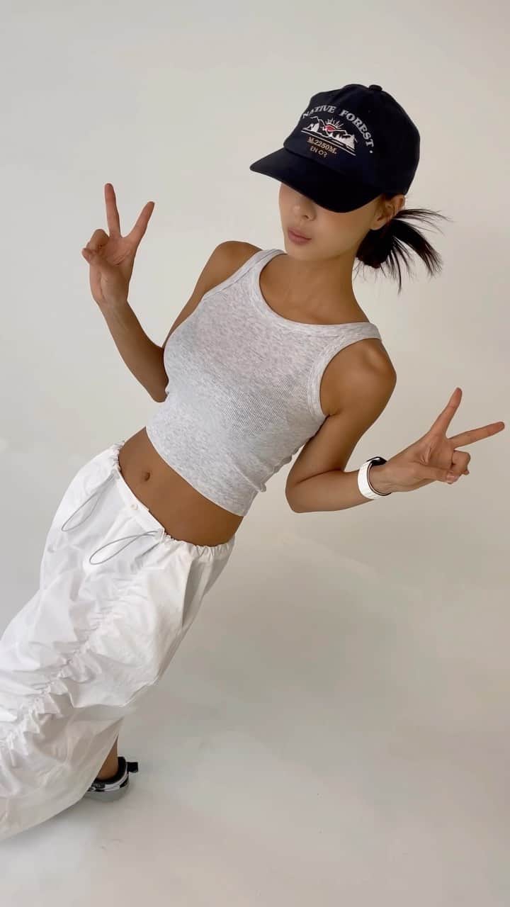 キム・ボラムのインスタグラム：「금요일이라 그냥 기분이 좋아 🫰🏾」