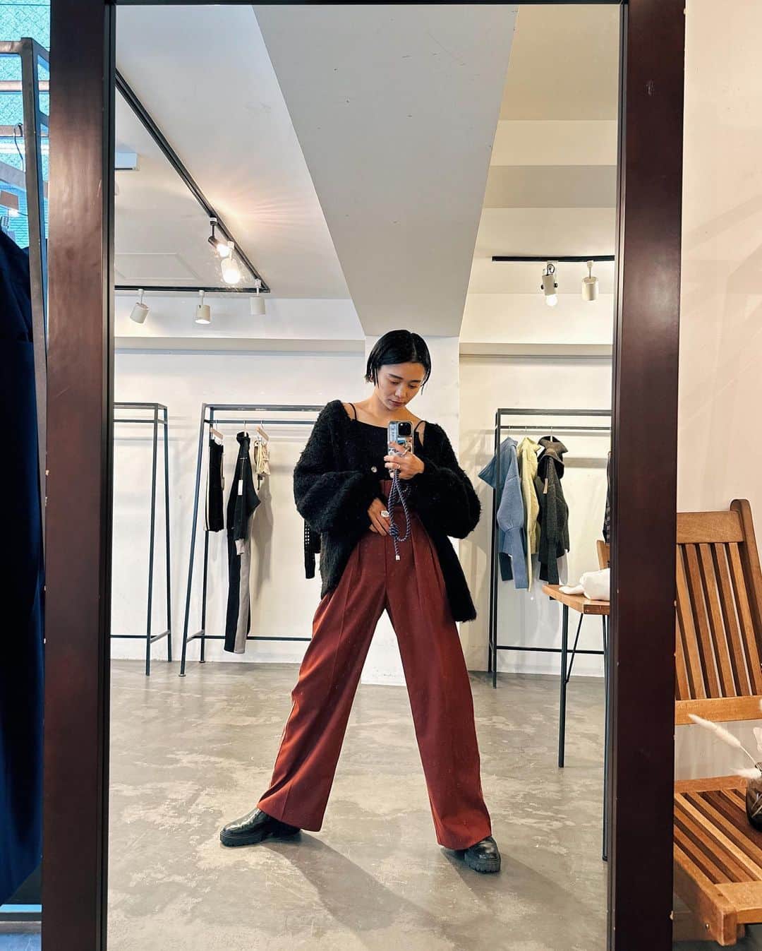 忍舞のインスタグラム：「とっても足長効果やばパンツww ←語彙力w  インナーに毛がつかないモコモコカーディガン  日曜日まで受注できまーす👍  10%OFFクーポンコード: 5xXMC4 日曜日の23:59までなので是非💓」