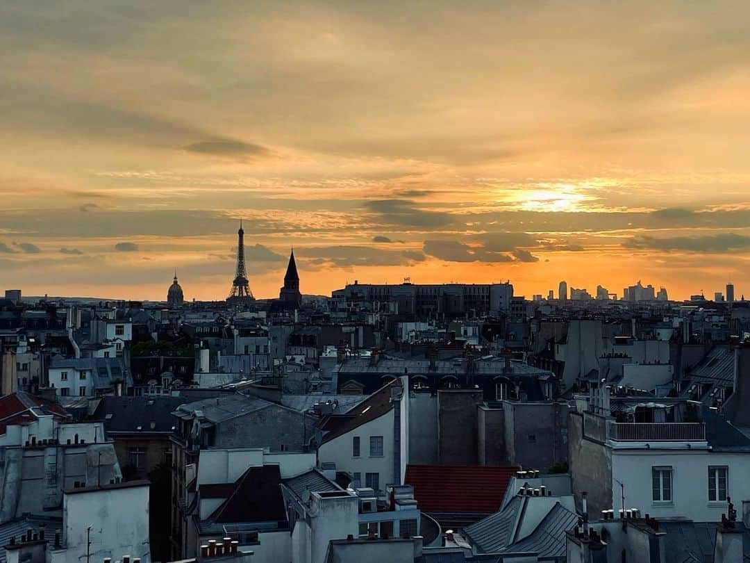 真藤舞衣子さんのインスタグラム写真 - (真藤舞衣子Instagram)「アジアのルーフトップバーへはよく行くのですが、 PARISでは初めてで、連れてきてもらいました。 @damedesarts のThe 43 Roof Topはかなりの人気で並びました。 バーからエッフェル塔やモンマルトルの丘まで見えこの眺めは気持ちよくアペロに最高！ こういう景色、新しいビルが建ち並ぶ東京にはないので、こうして守られている建築物を見ると何が大切なのか、考えさせられますね。  #マイマイPARIS」6月23日 18時18分 - maikodeluxe