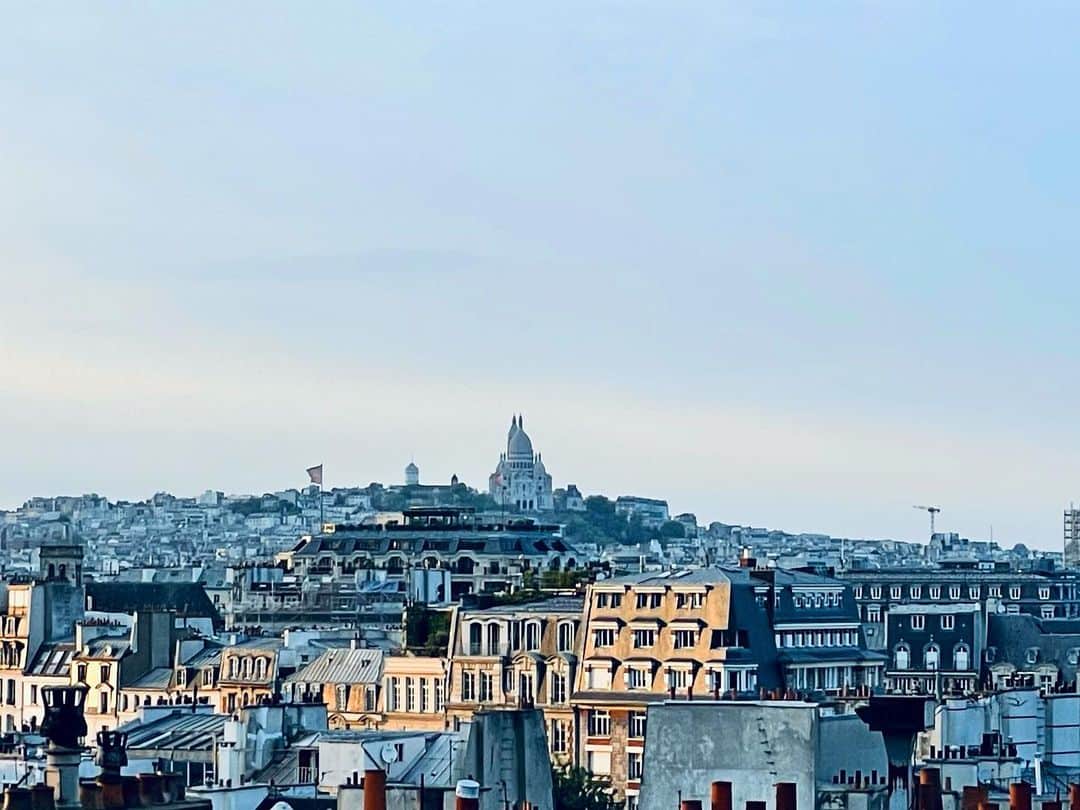 真藤舞衣子のインスタグラム：「アジアのルーフトップバーへはよく行くのですが、 PARISでは初めてで、連れてきてもらいました。 @damedesarts のThe 43 Roof Topはかなりの人気で並びました。 バーからエッフェル塔やモンマルトルの丘まで見えこの眺めは気持ちよくアペロに最高！ こういう景色、新しいビルが建ち並ぶ東京にはないので、こうして守られている建築物を見ると何が大切なのか、考えさせられますね。  #マイマイPARIS」