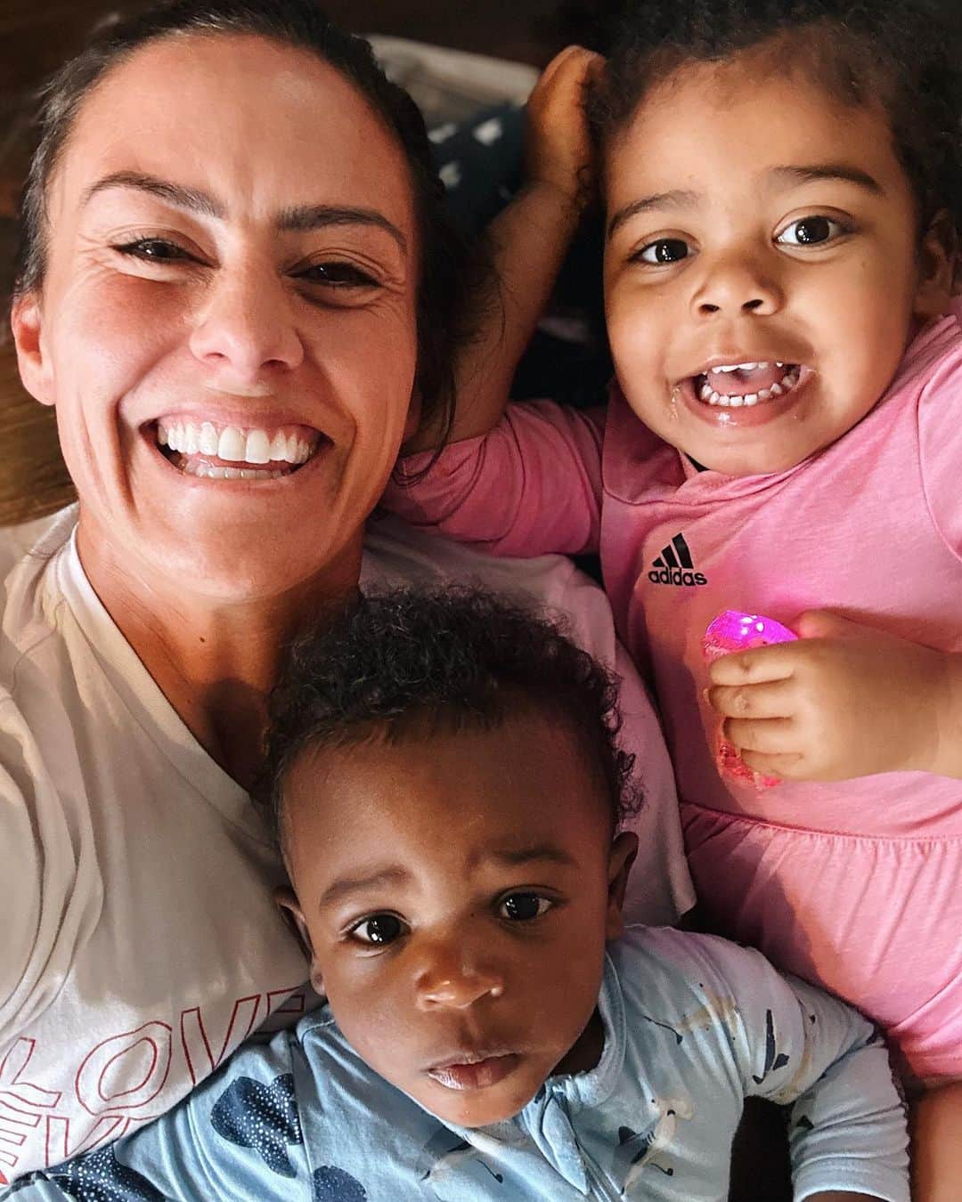 アリ・クリーガーのインスタグラム：「Well I haven’t sat down much—BUT these two are EV👏🏽RY👏🏽THING👏🏽 and we’ve had the best week together laughing, snuggling and puzzling.. ❤️  We can’t wait for Momma to get home..😭😩  #SloaneNeedsToRelaxOnHerPoseThough」