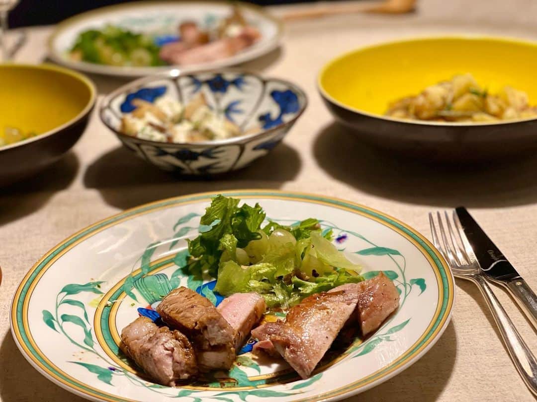 三浦瑠麗さんのインスタグラム写真 - (三浦瑠麗Instagram)「晩ごはんにはじめてシーフードドリアを作ってあげたら、たいへん好評でした。 塩胡椒で味をつけたバターライスを底に敷いて、オリーブ油と強力粉をまぶしてさっと茹でたシーフードミックスをのせ、鶏だし入りのホワイトソースをひたひたに。そこへ黄色みが濃いニュージーランドパルメザンを散らしてオーブンで焼くこと15分。 ママ、これはラザニアに匹敵する！とのことで、単にホワイトソース好きなのかもしれません。 どろ豚のロースは火を通しすぎないように焼いて、白ワインレモンソース。ポテトとマッシュルームは別にソテーする。 娘にはいぶりがっこクリームチーズの一皿をつくってもらいました。散らしたチャイブはベランダ菜園から。お客さんがあるときはこうやってがんばります。 けさは蕪のおみおつけに、水茄子ともぎり胡瓜を漬けておいたのを出しました。 こうやって時間があるとつい糠漬けに手を出したりするんだけど、毎朝糠床を混ぜるのが楽しみで仕方がない。糠の癒し効果ってすごいなあ。 きのうは国立名人会で、こはるさん、じゃなかった小春志さんが実にいい手つきで糠床を混ぜるフリをしていたのが、面白かった。 吉坊さんの幽霊はほんもの。国立演芸場にはおそらくこれでお別れ。 きのうもいい日だったね。」6月23日 9時20分 - lullymiura