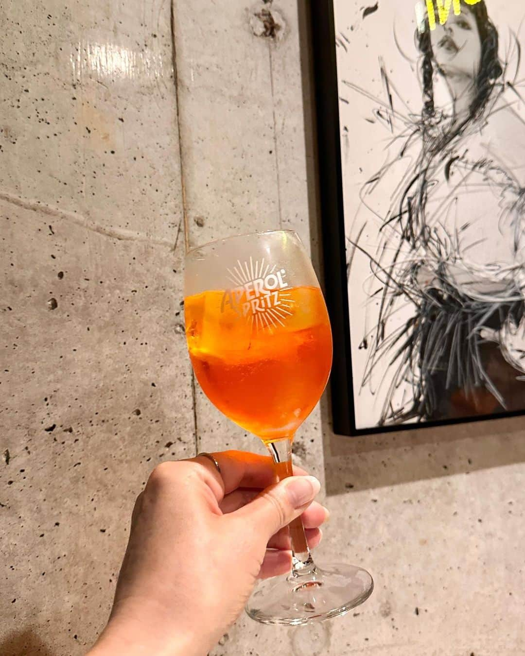 紙本真琴さんのインスタグラム写真 - (紙本真琴Instagram)「久しぶりのアペロール🍷🍊  本格派イタリアンのお店Clandestino 41 @clandestino_41 で  おすすめ料理とサンマルツァーノワイン　@sanmarzanowines  とっても楽しい時間を過ごしたよ  ご一緒してくれたのは美容のプロ御三方！  ある美容家が集うイベントから仲良くなりワイン好きということで更に意気投合  昨夜も幸年期にまつわる健康や美容方法についても色々と新しい情報を教えてもらって有意義な時間になった♡  また後日シェアしたいと思います✨  ありがとう❤️ @amisekido_beauty  @cutie.626.rina2018  @kimama.chan   #アペロール #イタリアン #中目黒 #中目黒ディナー #Clandestino41 #ワイン好き #イタリアワイン #サンマルツァーノワイン #プーリア #幸年期 #更年期は幸年期 #アラフィフ #51歳」6月23日 9時21分 - macoto.kamimoto