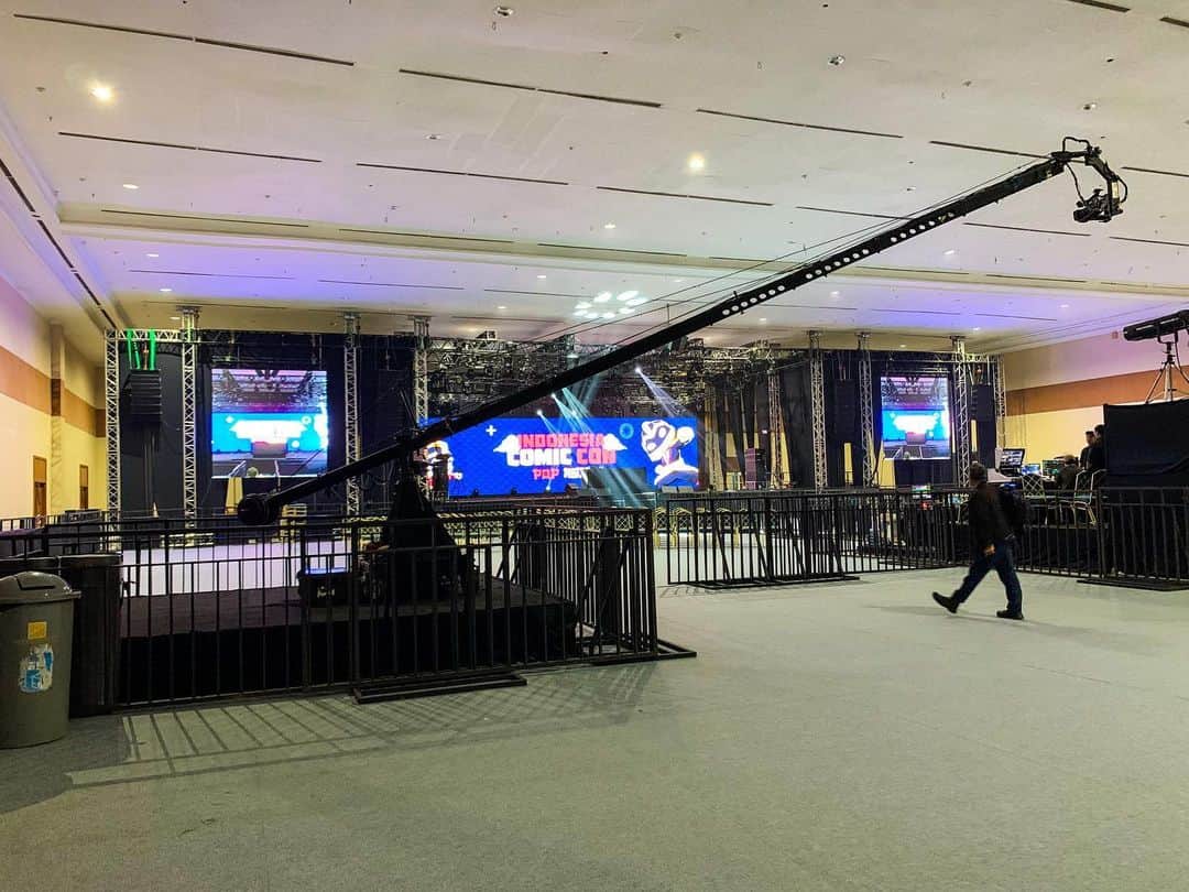 中原龍太郎のインスタグラム：「ステージ巨大！ 松本梨香さんの後、21:15-22:00 DJやります！ きてね！ https://indonesiacomiccon.com #indocomiccon」