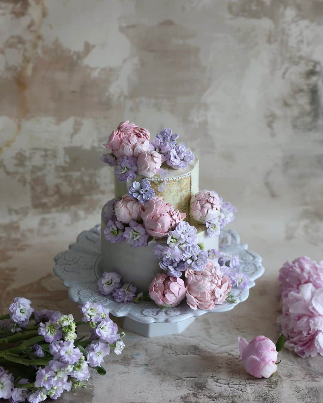 청담 수케이크 (atelier soo)さんのインスタグラム写真 - (청담 수케이크 (atelier soo)Instagram)「ㅡ 스톡과만난작약이🎀 Italian meringue buttercream #flowercake #cake #peony #partycake」6月23日 9時27分 - soocake_ully