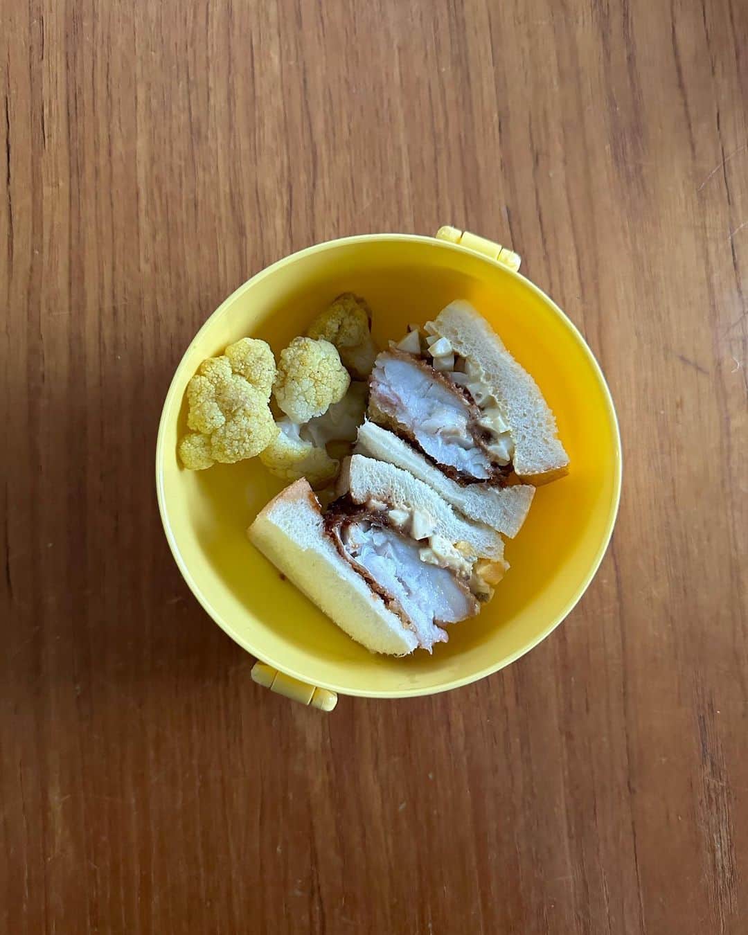 栗原友さんのインスタグラム写真 - (栗原友Instagram)「#クリトモの娘弁当 甘鯛のカツサンドです。最高でしょ？タルタルも自家製です。付け合わせはカレー味のカリフラワーソテー。味卵作ったのに入れるの忘れちゃった😭」6月23日 10時09分 - kuri__tomo