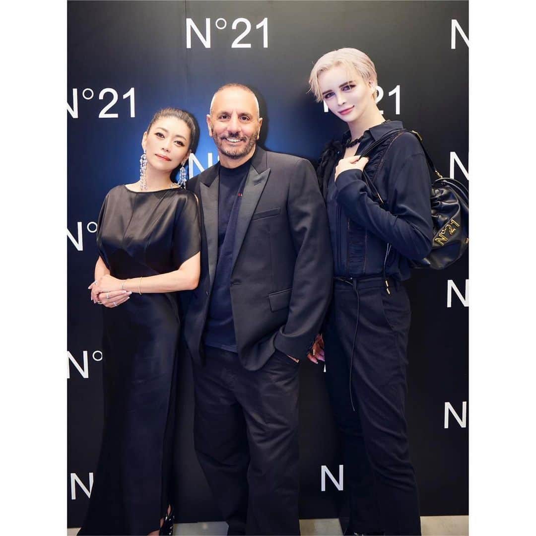 Taki Tanakaのインスタグラム：「#Repost @mattkuwata_official2018 ・・・ ・ N°21 FUKUOKA🩵 衣装たくさん見つかった✨ thx❤︎° @tanakataki  @numeroventuno  @iza_official  @alessandrodellacqua  #n21 #izastagram」