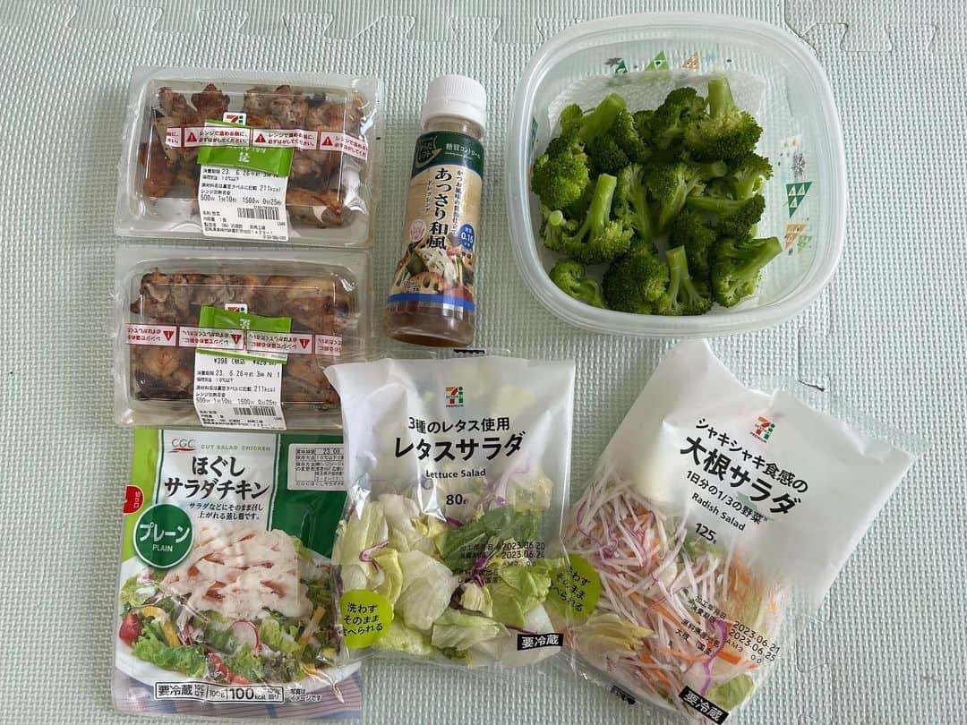 のインスタグラム：「#低糖質トレーナー . 今日は朝から晩までコースでお仕事ですので しっかり栄養準備して出勤👍🏻 . 地元の毎年恒例のお祭りがあって 私の中では夏が来た感じ🤙🏻 楽しい日々を過ごすために健康第一‼️ . #産後 #産後ダイエット  #産後トレーニング  #産後太り  #産後ケア  #パーソナルトレーナー #ケトジェニックご飯  #トレーニング女子 #ケトジェニックダイエット #ボディメイク #フィットネス #ダイエット #トレーニング #ワークアウト #低糖質 #低糖質高タンパク #低糖質ダイエット #コンビニ低糖質 #ローカーボ #ロカボ食品 #ロカボ #低糖質ごはん #糖質オフ #パーソナルトレーナーの生活 #パーソナルトレーニング #パーソナルトレーニングジム」